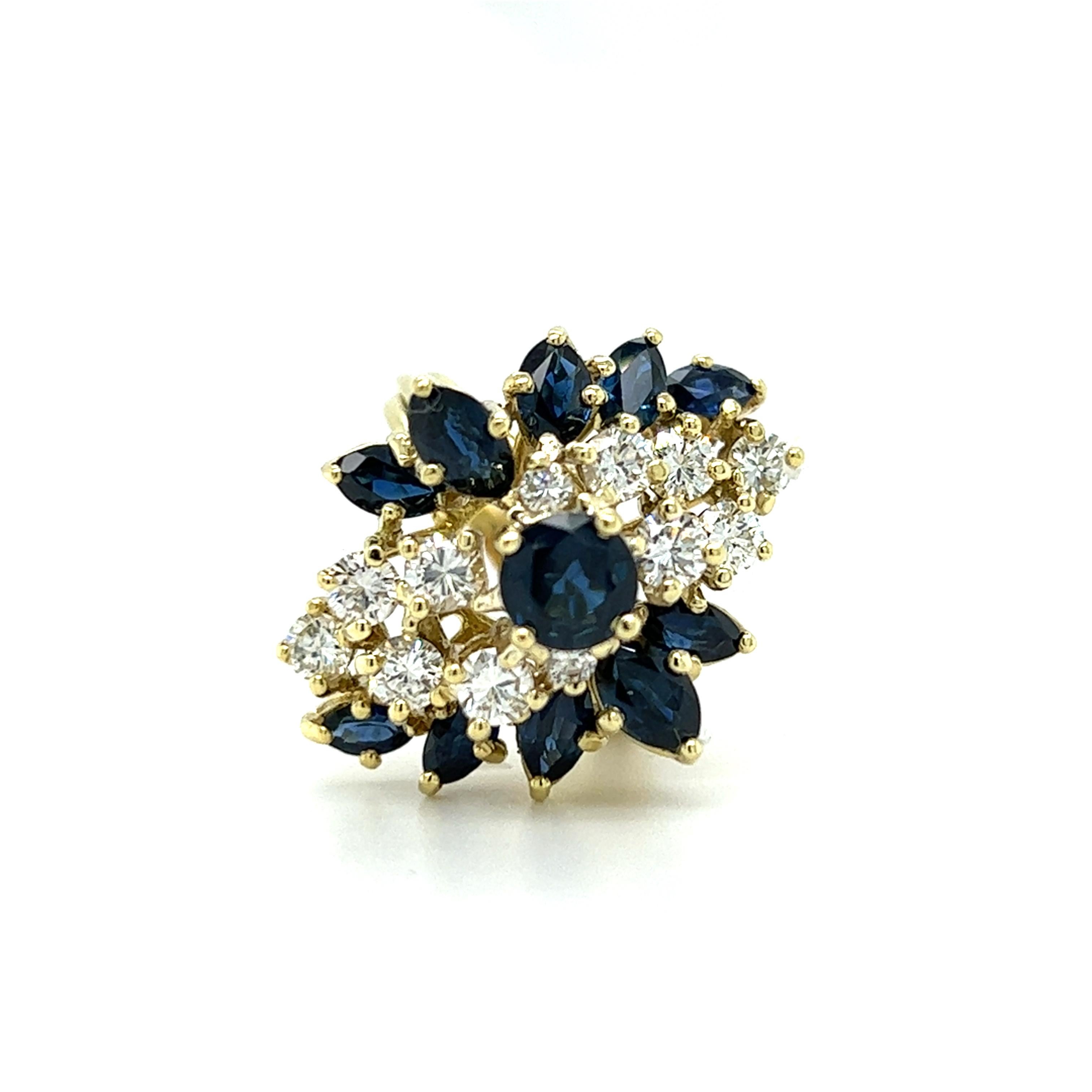Round Cut Sapphire and 1.00Ctw Diamond Cluster Ring in 18K Gold For Sale