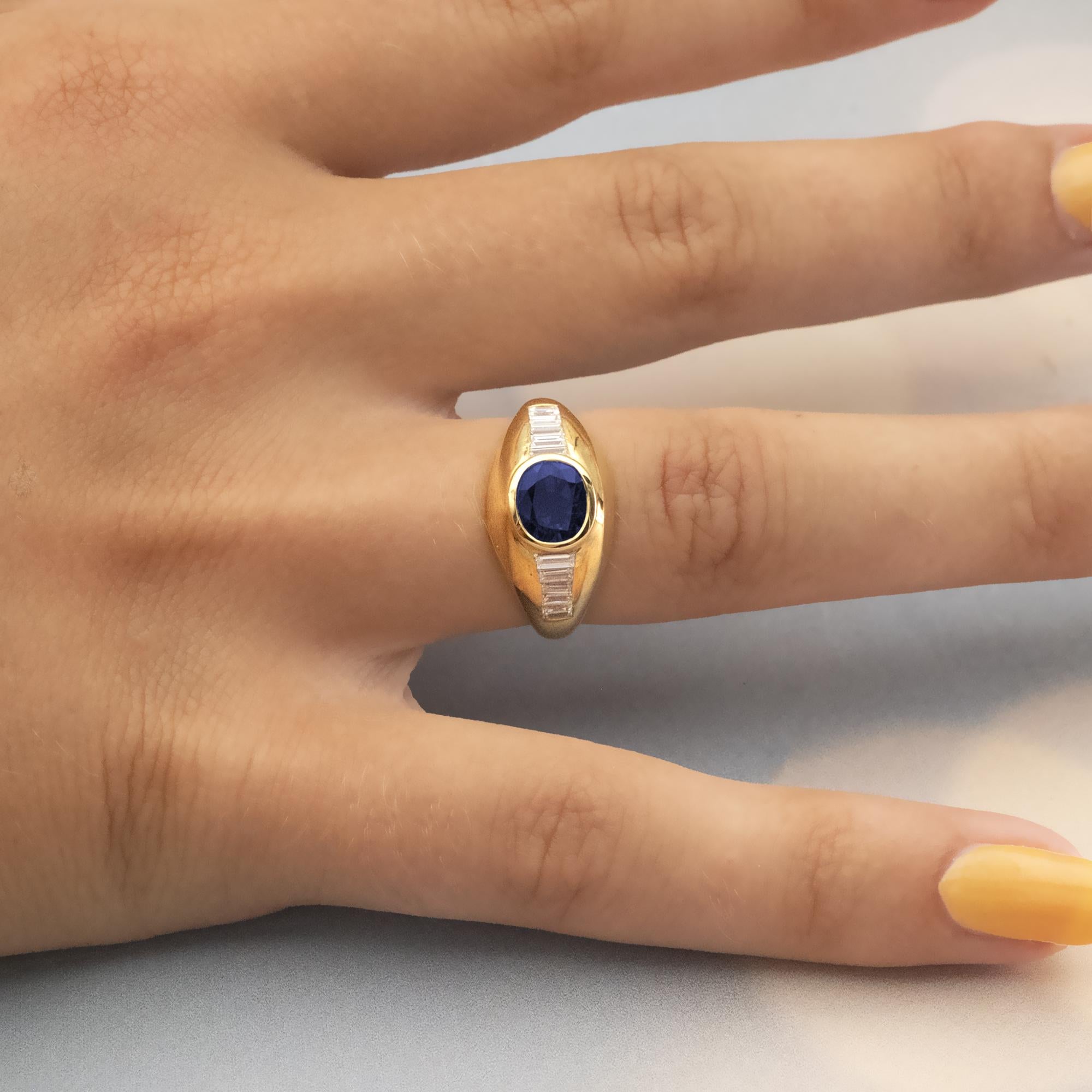 Bague en or 18Kt avec saphir et diamants taille baguette Neuf - En vente à Monte Carlo, MC