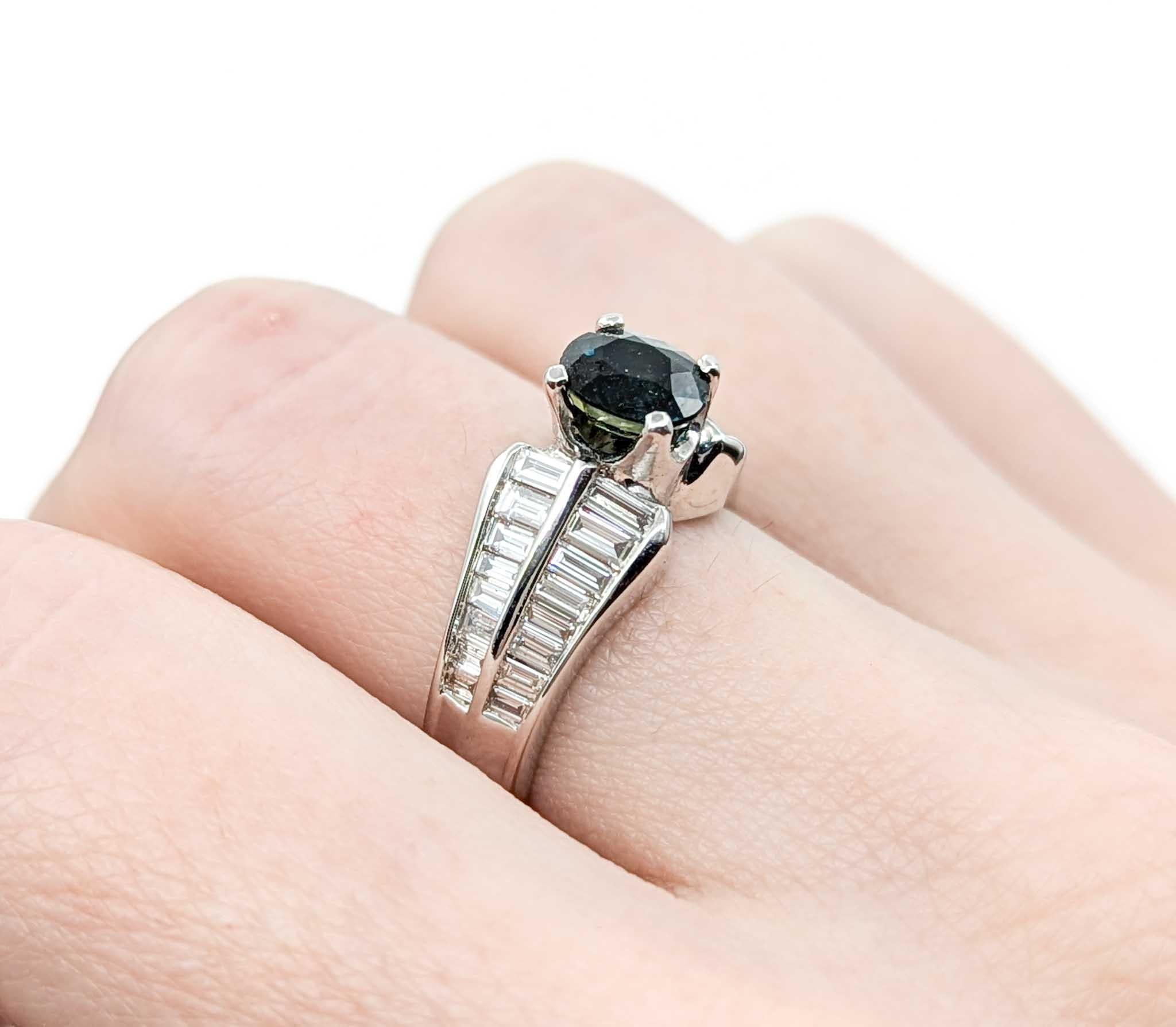 Ring mit Saphir und Baguette-Diamant aus 18k Weißgold (Ovalschliff) im Angebot