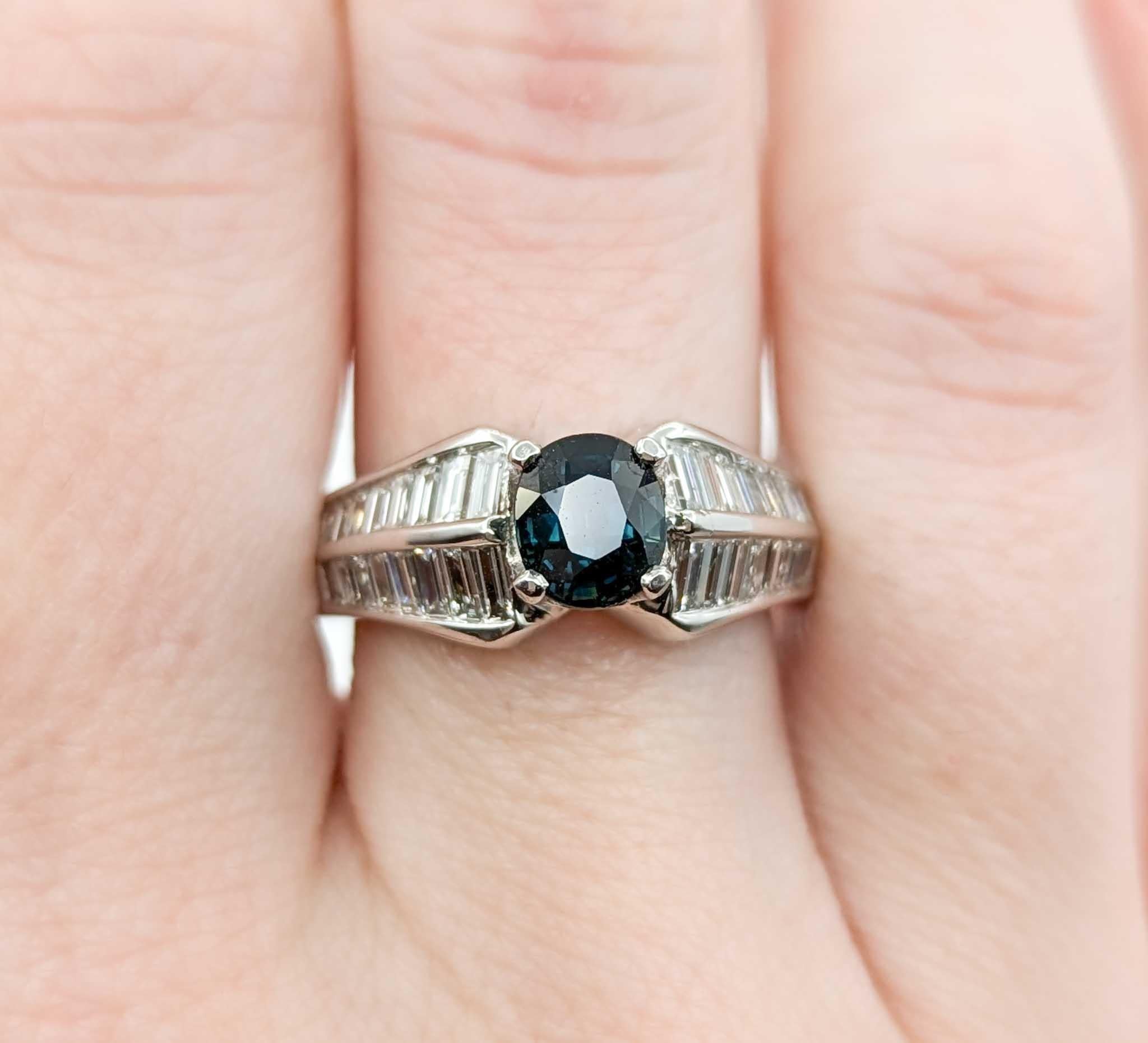 Ring mit Saphir und Baguette-Diamant aus 18k Weißgold im Zustand „Hervorragend“ im Angebot in Bloomington, MN