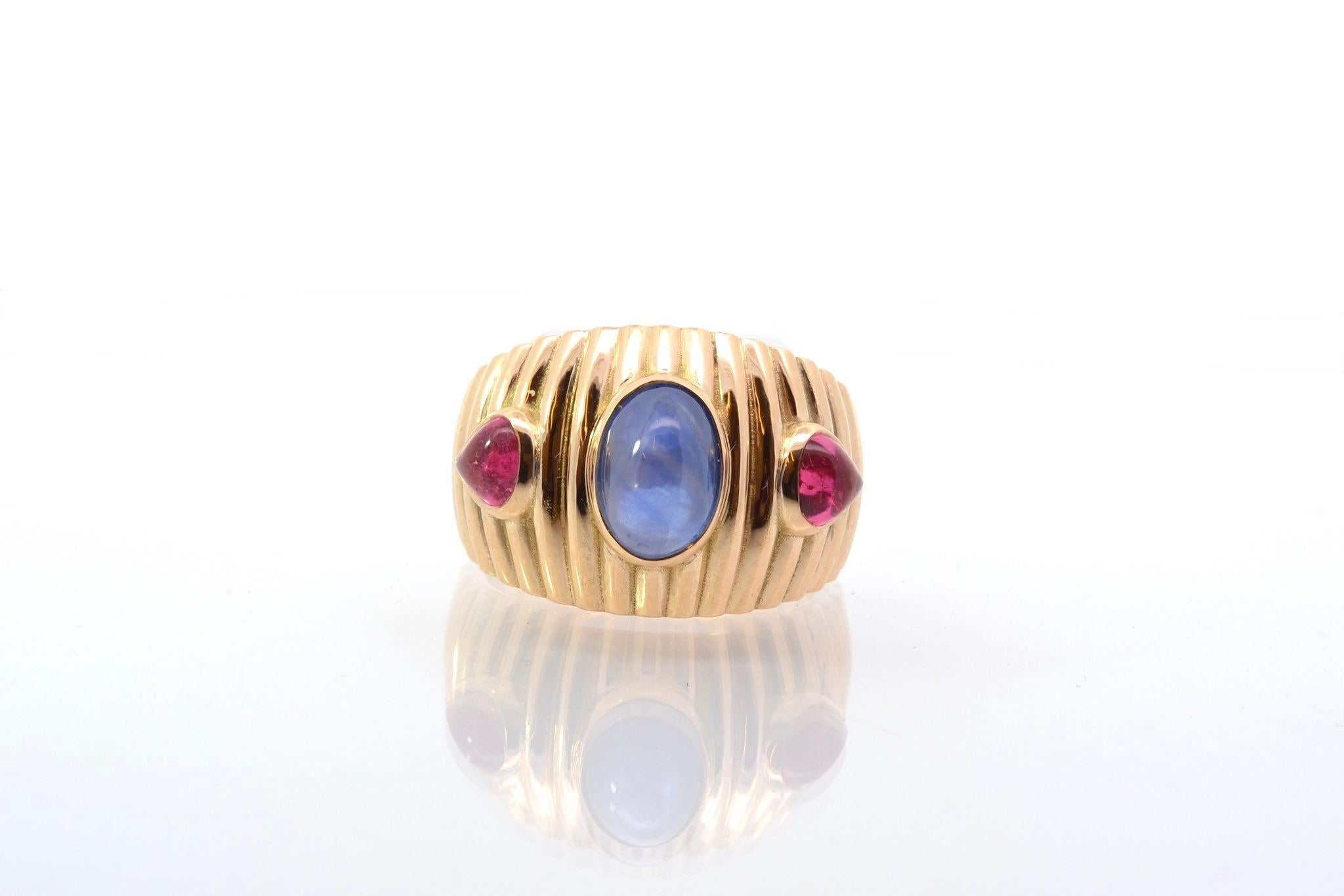 Stones: Cabochon sapphire: 3.12 cts and 2 cabochon tourmalines: 1 ct
Material: 18k gold
Weight: 12.4g
Period: Recent vintage style
Size: 51 (free sizing)
Certificate
Ref. :25633