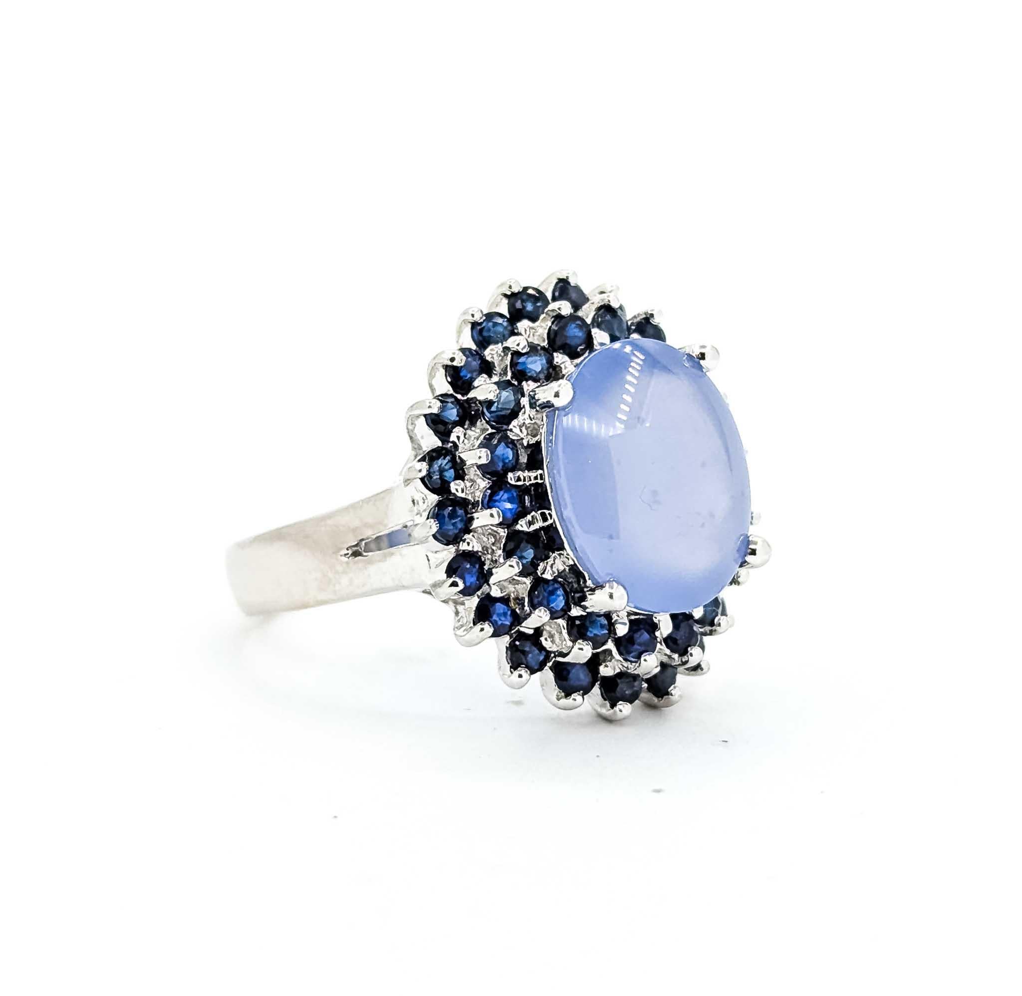 Saphir und Chalcedon 14k Weißgold Ring

Dieser exquisite Saphirring wurde sorgfältig aus 14 Karat Weißgold gefertigt und zeichnet sich durch ein atemberaubendes Doppelhalo-Design aus. Das Herzstück dieses prächtigen Schmuckstücks ist ein