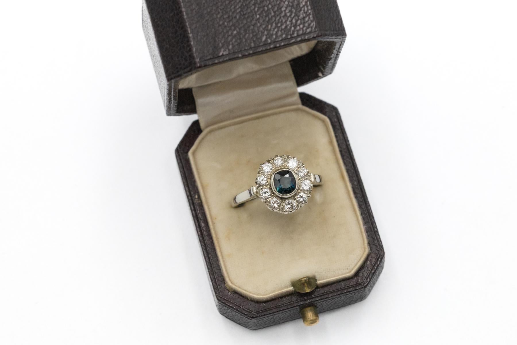 Taglio brillante Anello con zaffiro e diamante in oro bianco 14k, Austria, metà del XX secolo in vendita