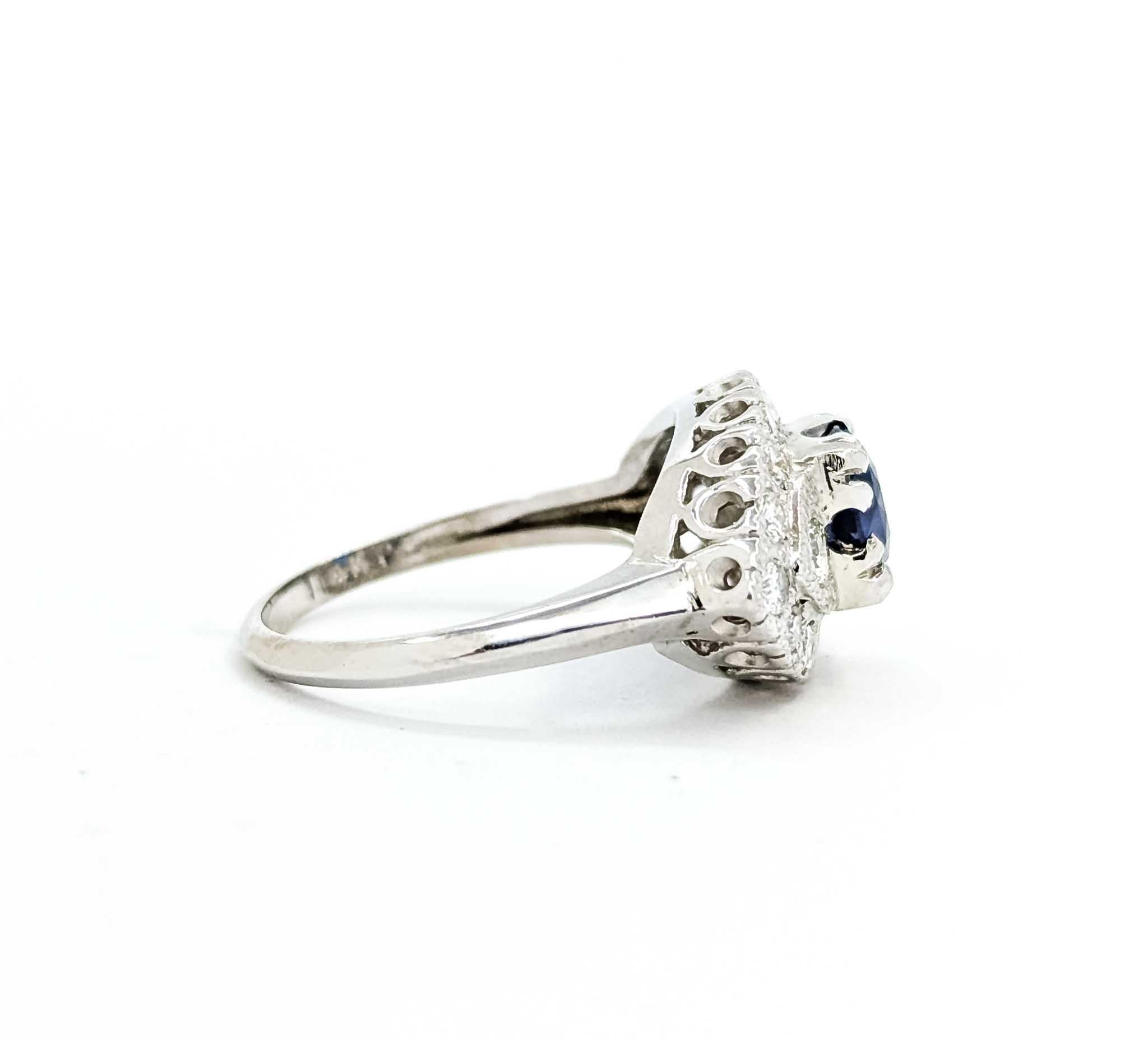 Anillo Zafiro y Diamante Oro Blanco 14k

Te presentamos este magnífico anillo, artísticamente elaborado en oro blanco de 14k con un marcado diseño de mediados de siglo. El anillo exhibe una impresionante combinación de piedras preciosas, con un