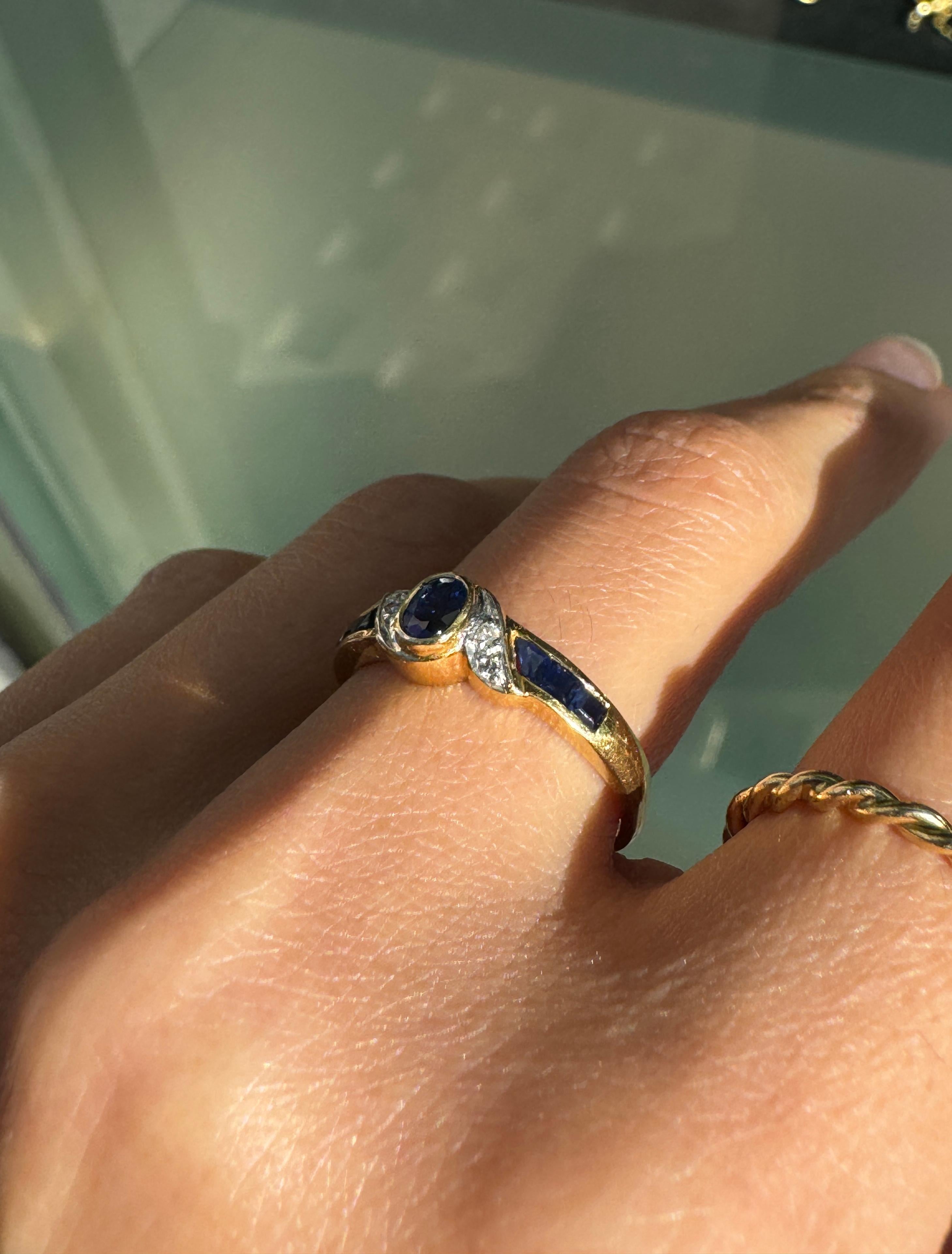 Sapphire and Diamond 18 Carat Yellow & White Gold Dress Ring In Good Condition For Sale In London, GB