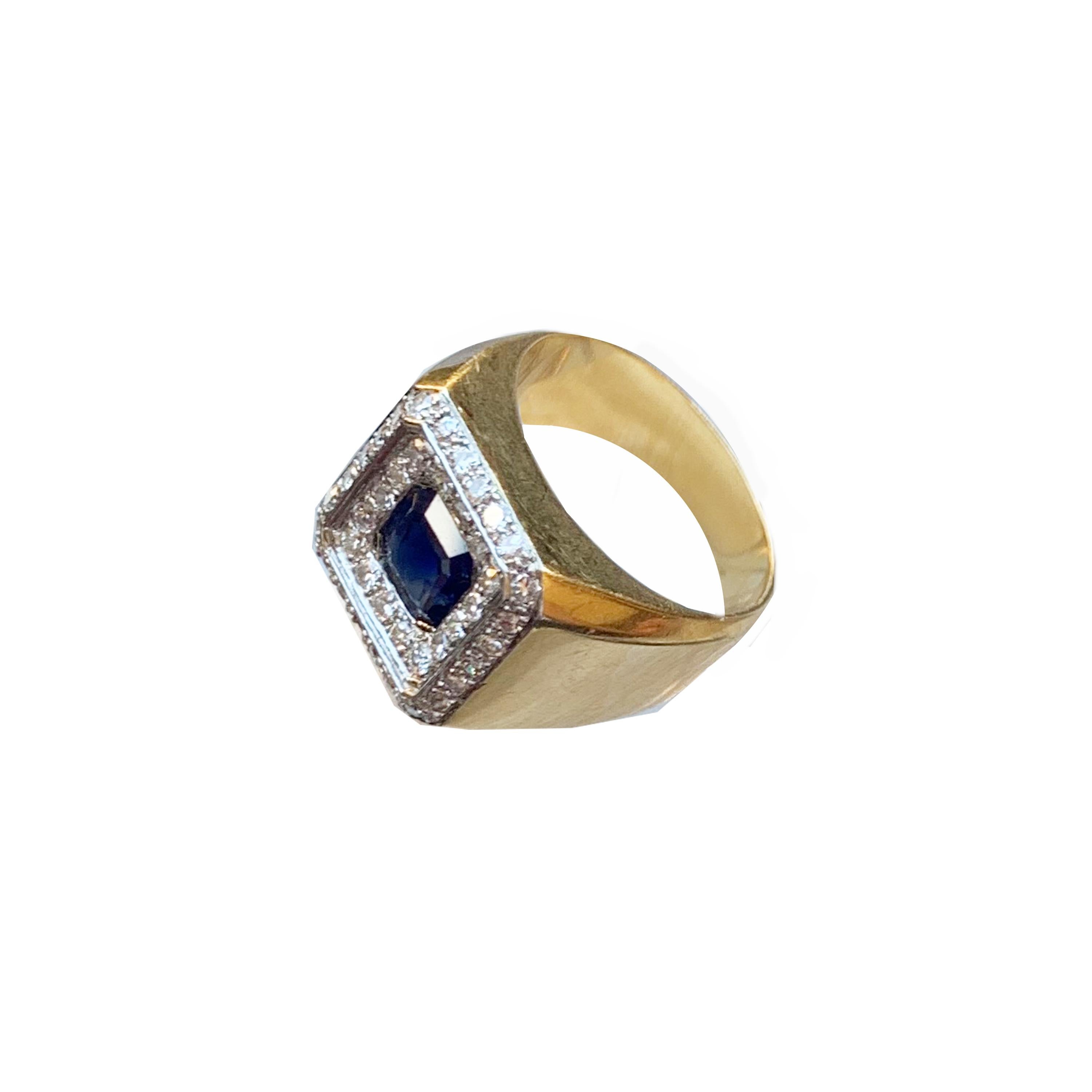 Modern Vintage Sapphire and Diamond 18 Karat Yellow and White Gold Ring For Sale