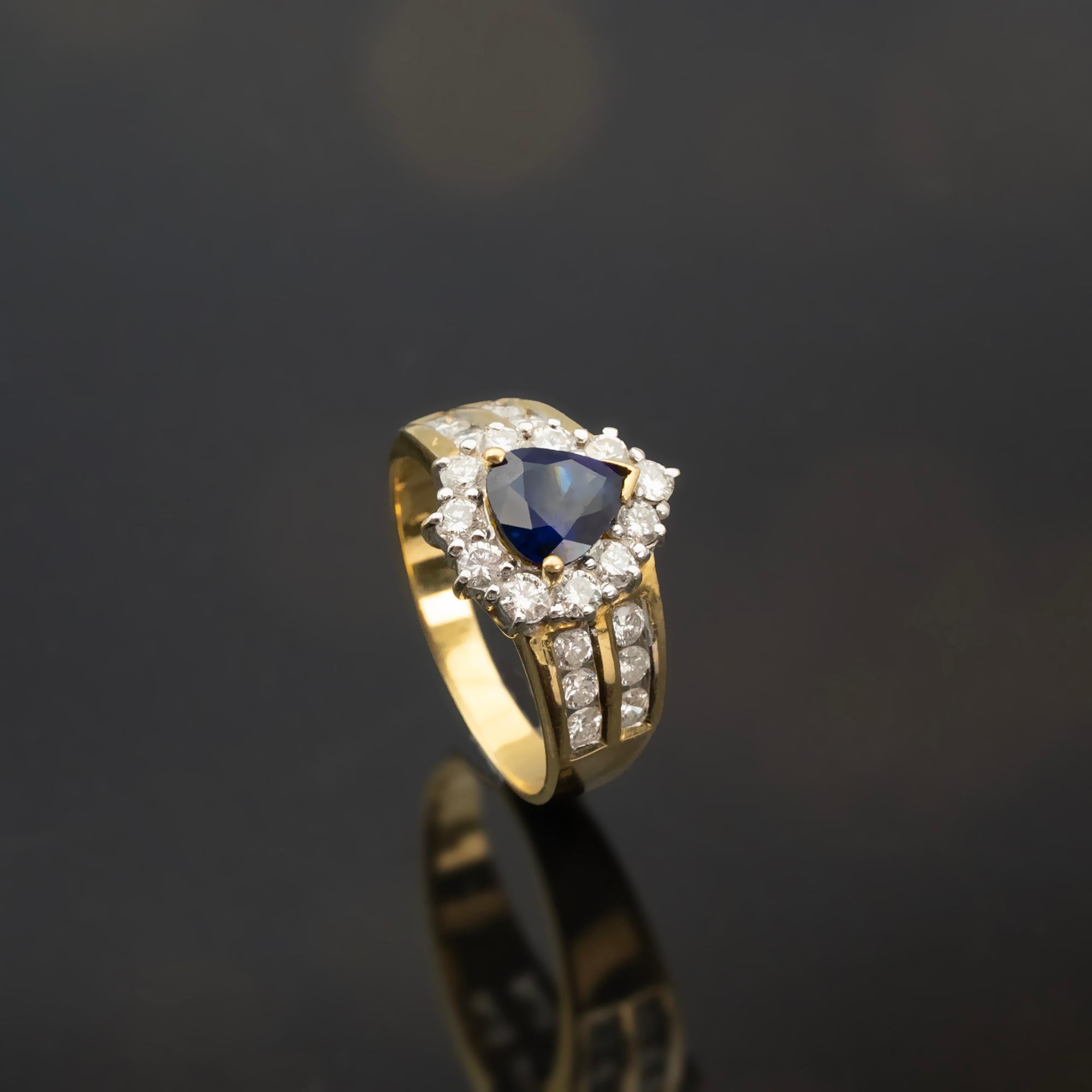 Pear Cut Sapphire and Diamond 18-KT Gold Halo Rong