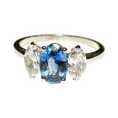 Dreistein-Verlobungsring mit Saphiren und Diamanten aus 18k Weißgold