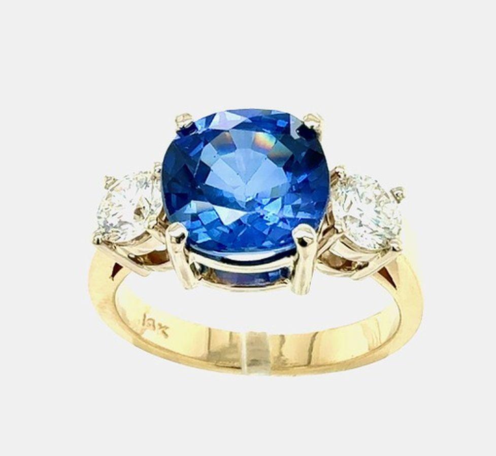 Sapphire and Diamond 3 Stone Gold Vintage Ring In Excellent Condition For Sale In Montreal, QC