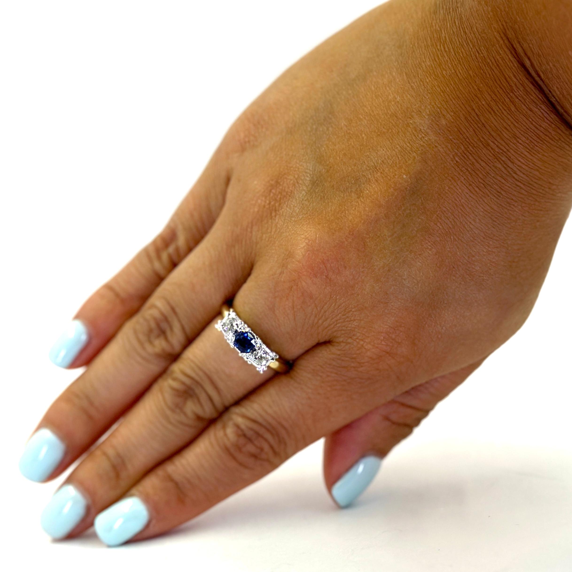 14 Karat Gelbgold Drei Stein Ring mit einem 0,41 Karat Saphir akzentuiert durch 2 Old European Cut Diamanten von VS Reinheit und H / I Farbe insgesamt etwa 0,40 zusätzliche Karat. Fingergröße 7; Der Kauf beinhaltet einen Größenservice auf Anfrage.
