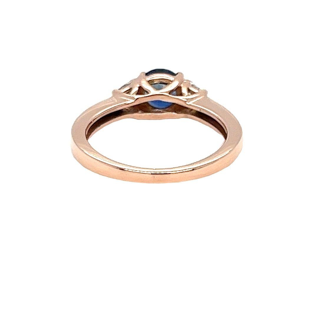 Taglio rotondo Anello a tre pietre con zaffiro e diamante in oro rosa in vendita