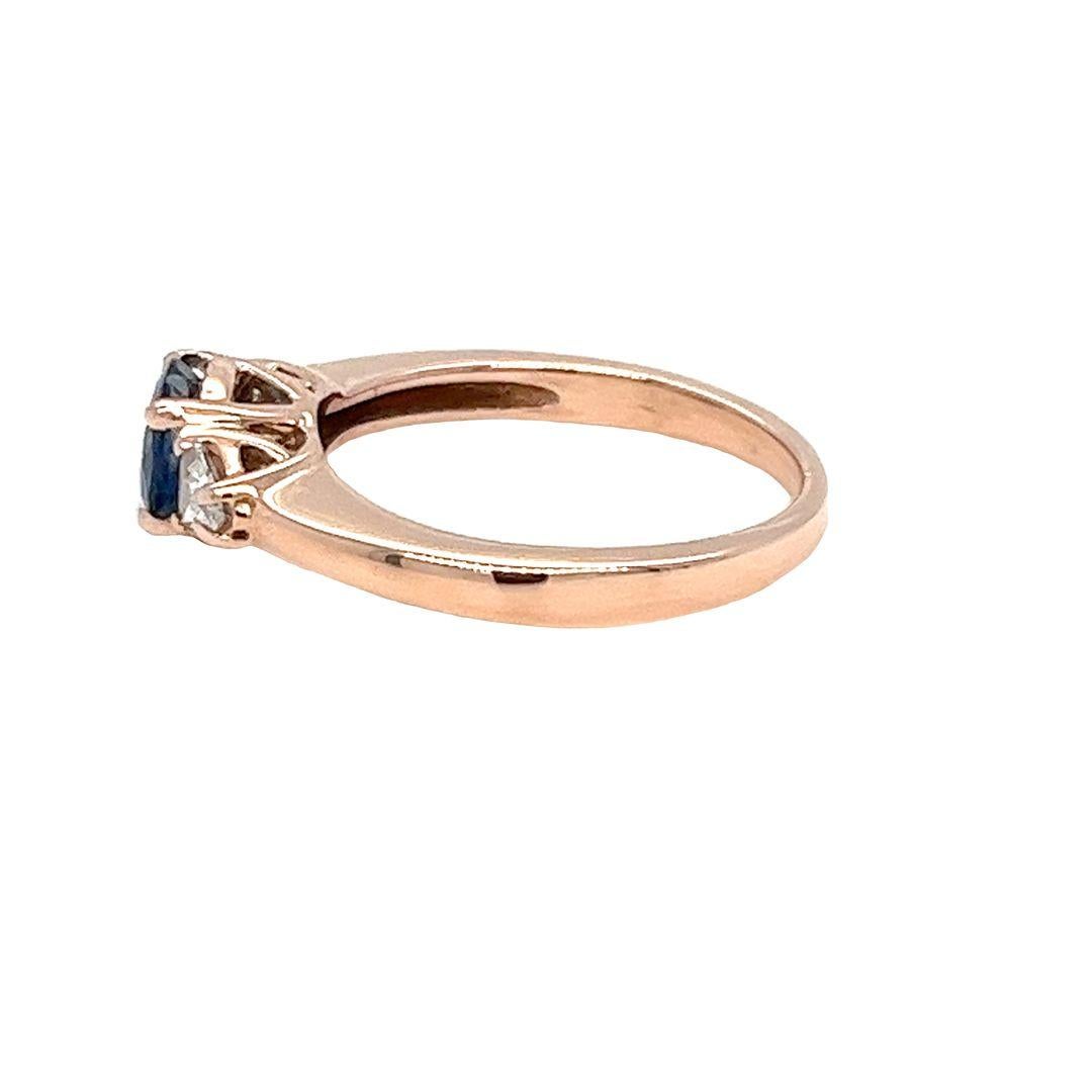 Anello a tre pietre con zaffiro e diamante in oro rosa In condizioni buone in vendita a Coral Gables, FL