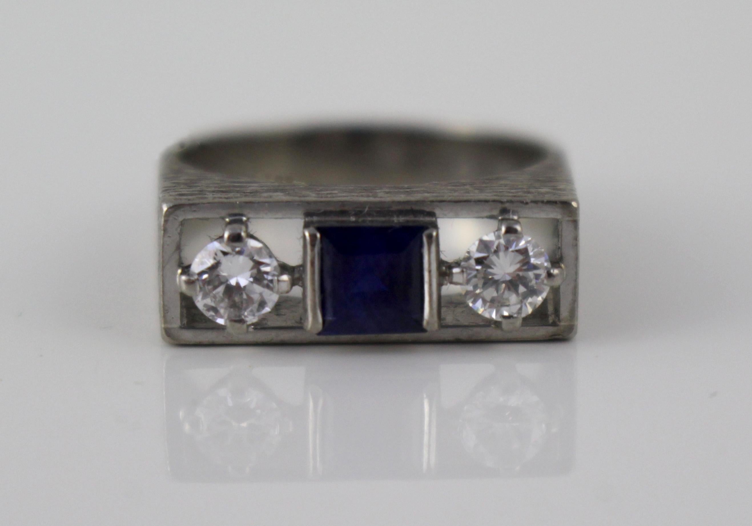 Stone sapphire and diamonds
Sapphire Square step cut blue sapphire, measuring 4.67 x 4.6 x 3.25 mm. Estimated weigth 0.70 metric carat, medium blue in colour, included with some colour zoning
Diamonds Pair of four claw set diamonds; one modern
