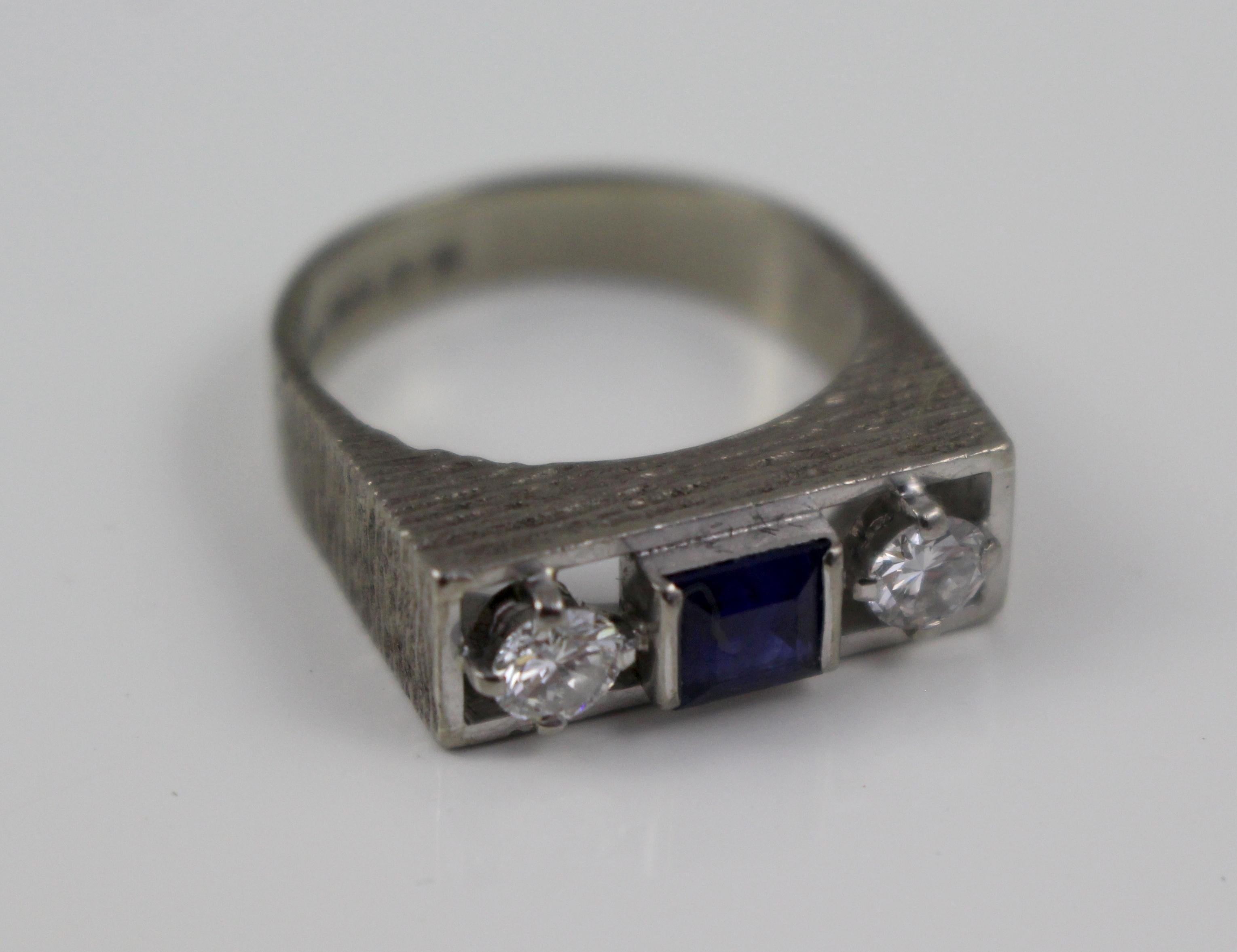 Sapphire and Diamond Art Deco Style Three-Stone Ring In Good Condition For Sale In Worcester, Worcestershire