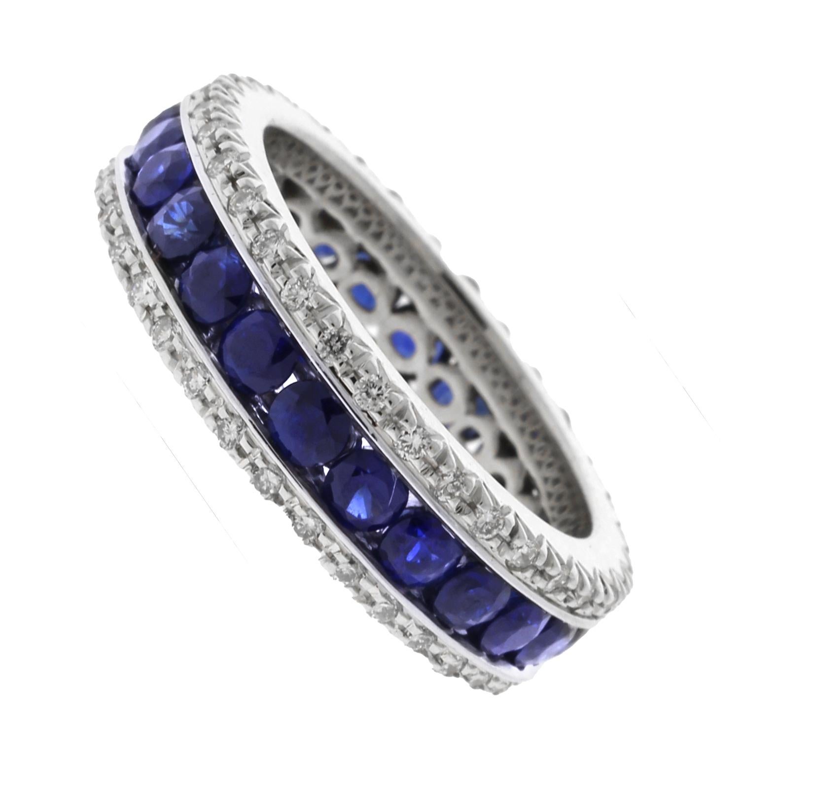 Ce bracelet est fabriqué en or blanc 18kt et présente 68 diamants ronds pesant environ 0,34cts, solidement sertis dans une monture à quatre griffes partagées. Le centre de la bague est orné de 24 saphirs bleus d'un poids approximatif de 2,00 carats,