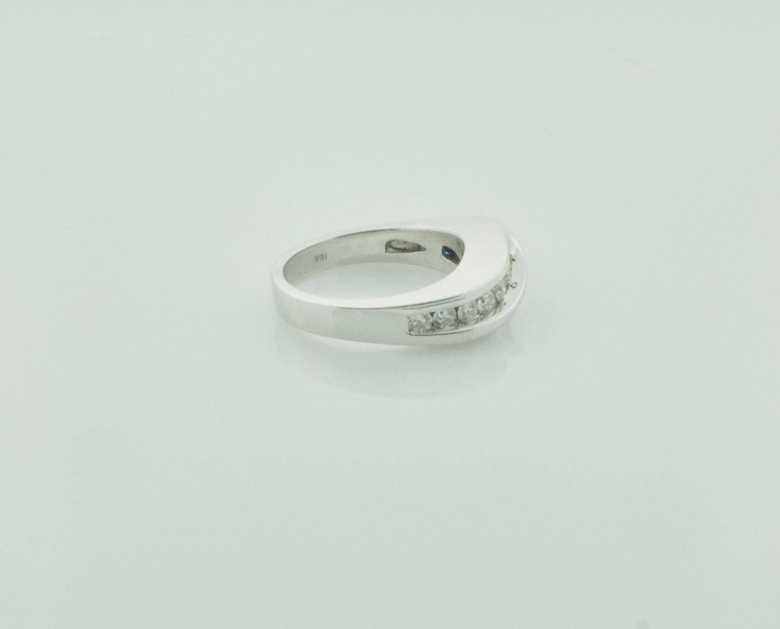 Ring mit Saphir und Diamant aus 18 Karat Weißgold von „DeHago“ (Baguetteschliff) im Angebot