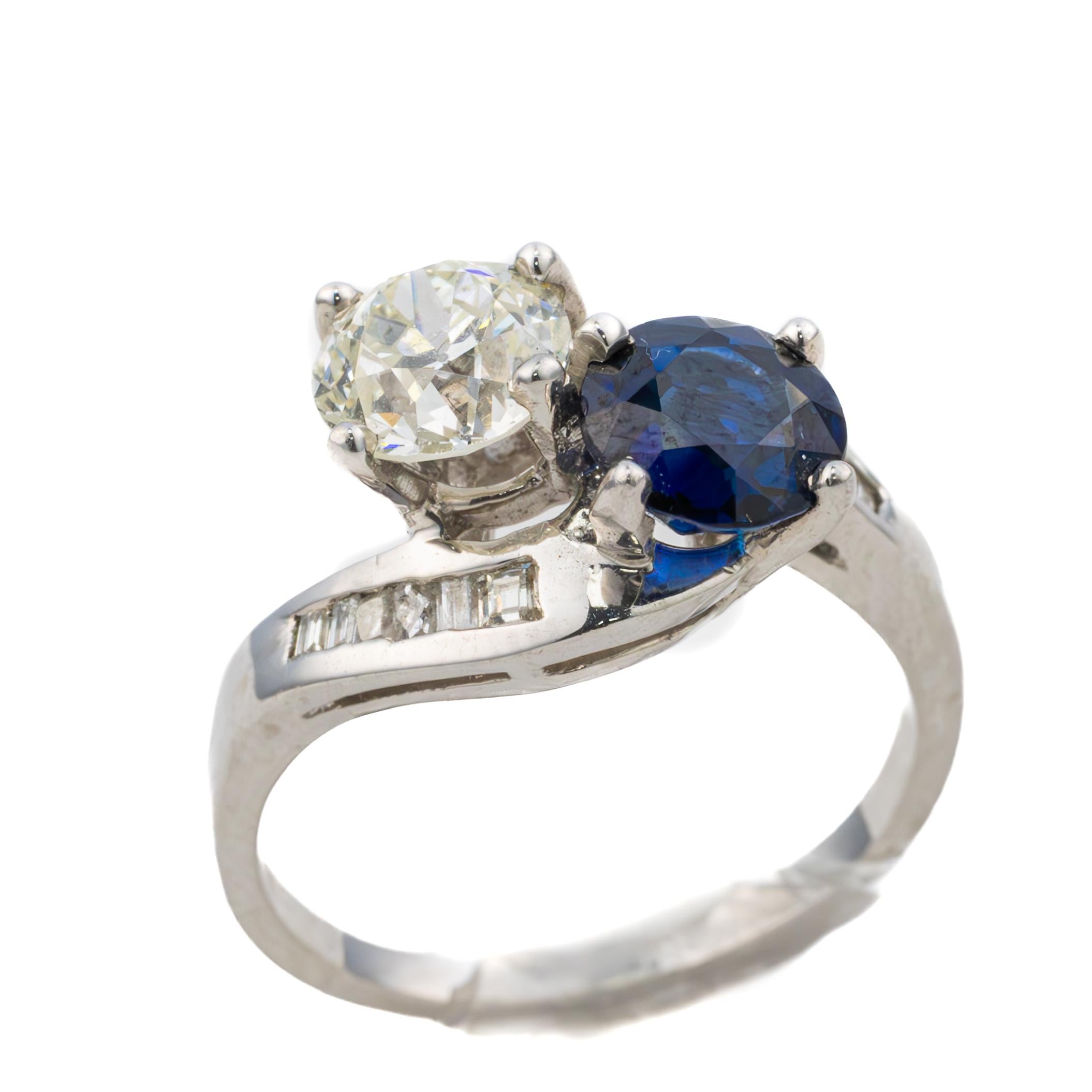 Bague baguette en saphir et diamant Bypass

Description :
Bague bypass classique en or blanc 14 carats, ornée d'un diamant rond de taille brillant pesant environ 1,02 carat et d'un saphir bleu foncé pesant environ 1,08 carat. Le design incurvé est