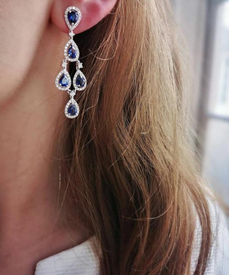 Ein Paar Saphir- und Diamant-Kronleuchter-Ohrringe aus 18 Karat Gelbgold.

Diese außergewöhnlichen Ohrringe bestehen aus zehn eleganten Saphiren im Birnenschliff, die jeweils in einem feinen, mit Diamanten besetzten Cluster eingefasst sind. Sie sind