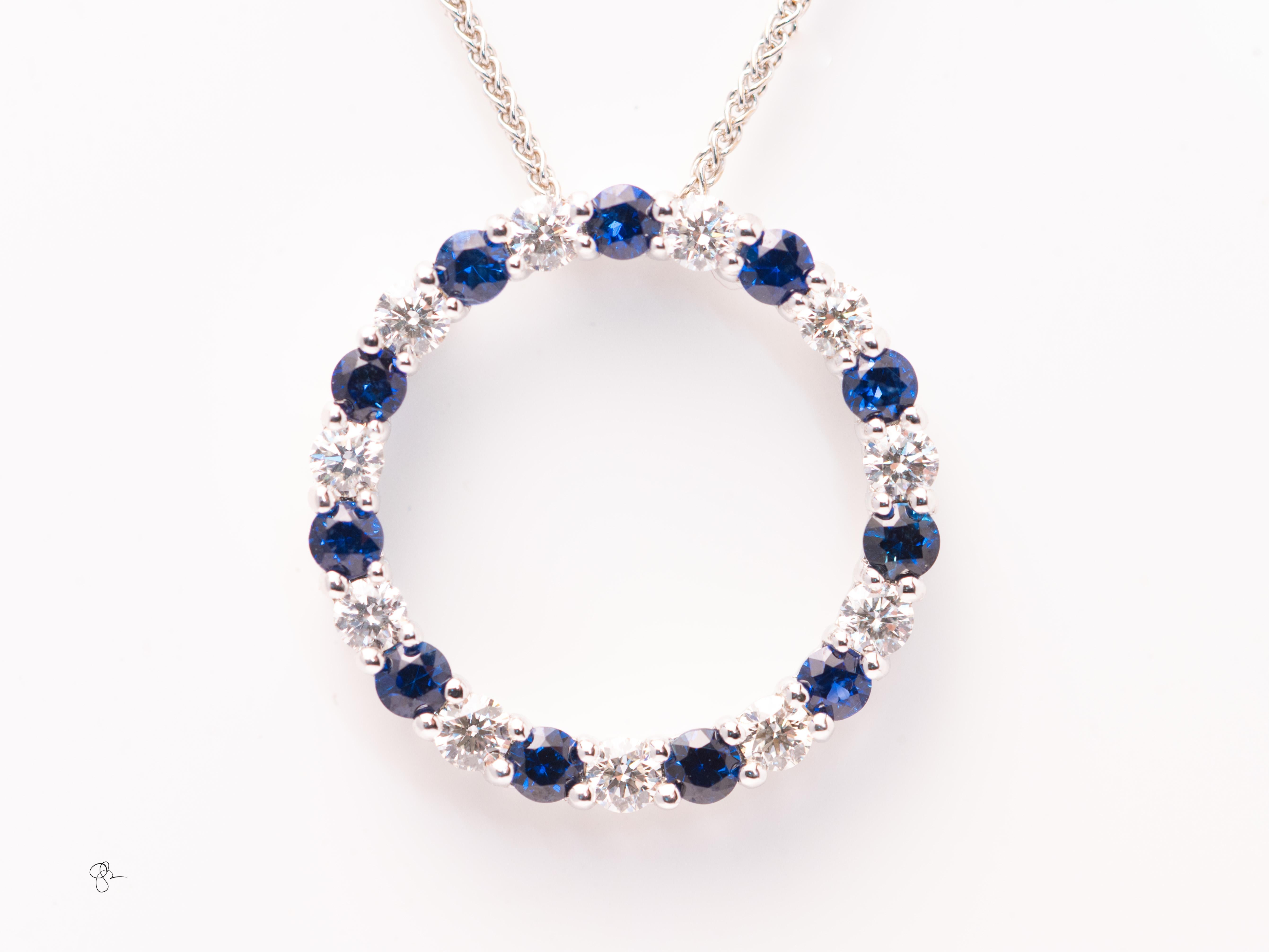 Taglio rotondo Collana con ciondolo con zaffiro e diamante in oro bianco 14k Eleg Modern in vendita