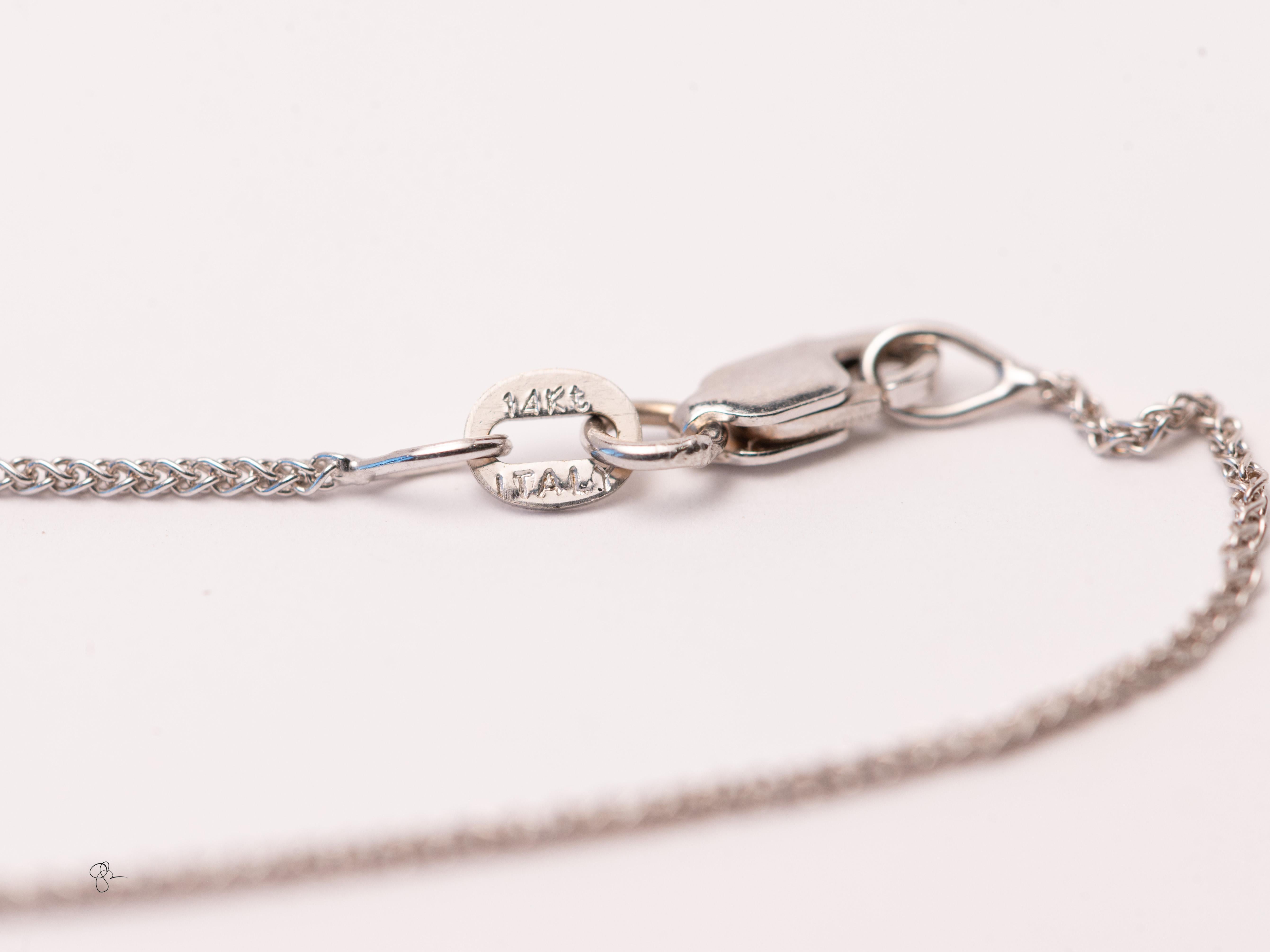 Collana con ciondolo con zaffiro e diamante in oro bianco 14k Eleg Modern In condizioni buone in vendita a Tucson, AZ