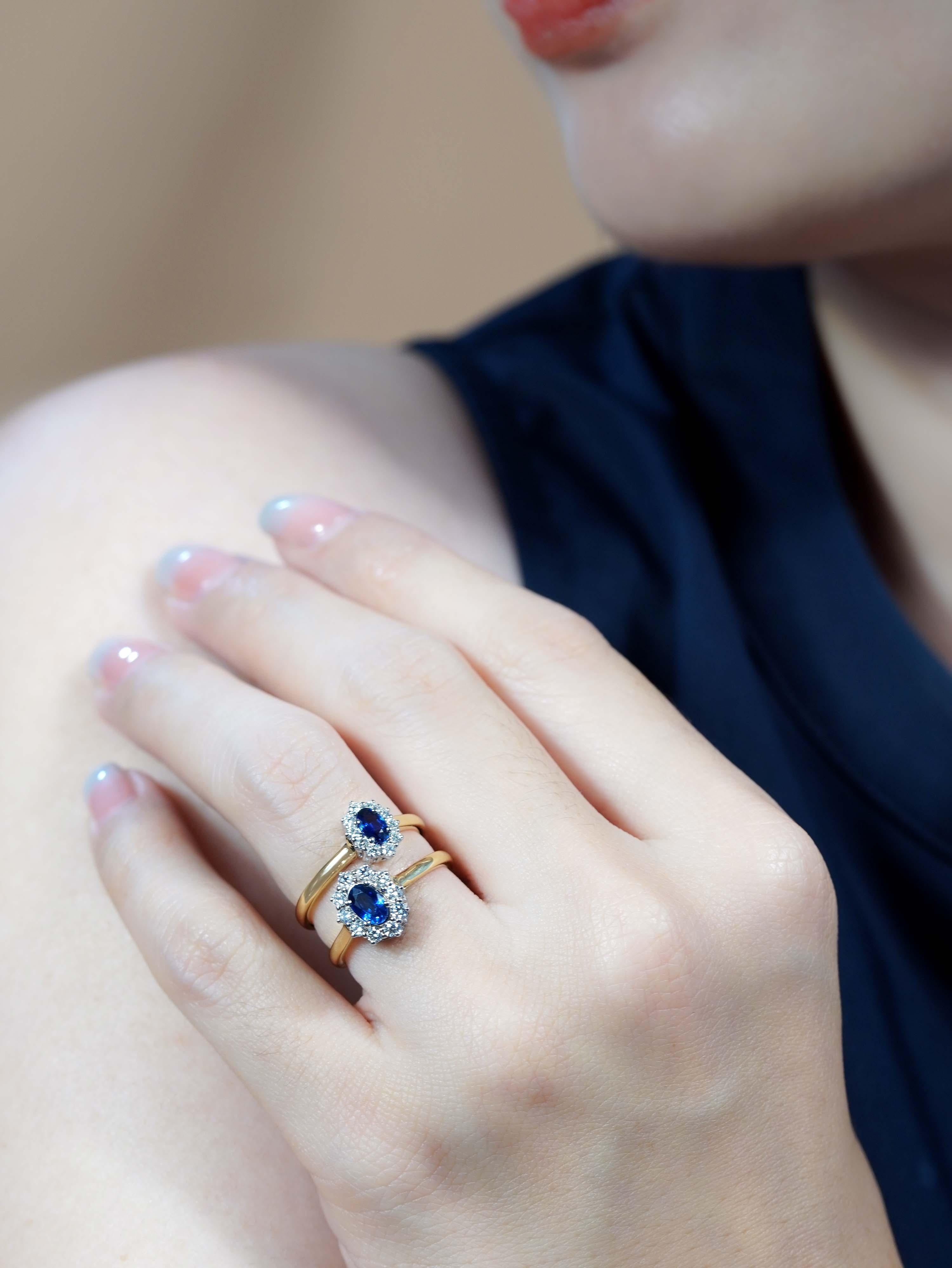 Una vívida  Zafiro en el centro, engastado en un bisel clásico. Rodeado por un llamativo halo de brillantes diamantes, el diseño combina una audaz geometría con una refinada elegancia. El intenso tono azul del zafiro contrasta maravillosamente con