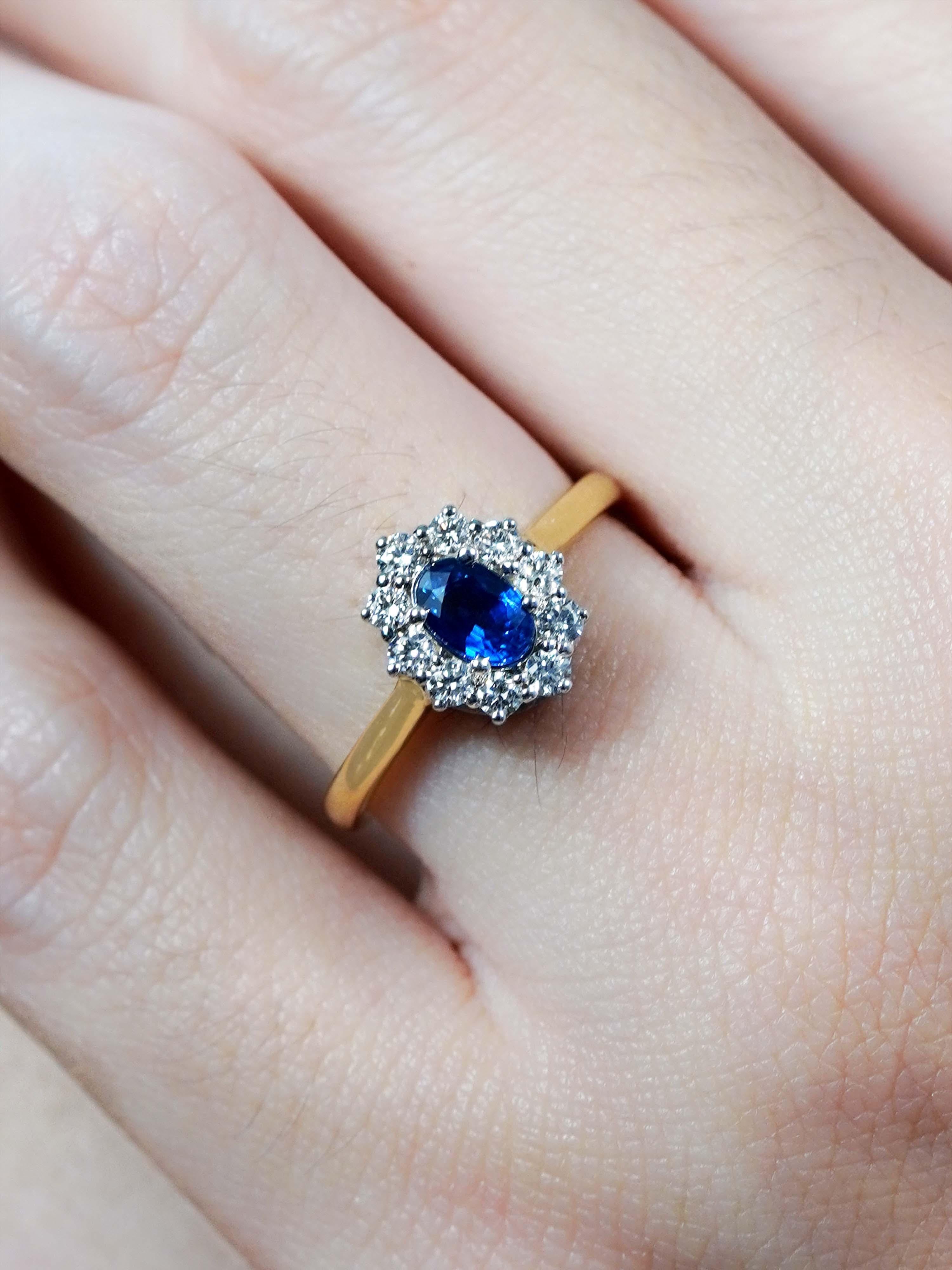 Anillo de compromiso de zafiro y diamante estilo clásico en oro amarillo de 18 quilates Corte oval en venta