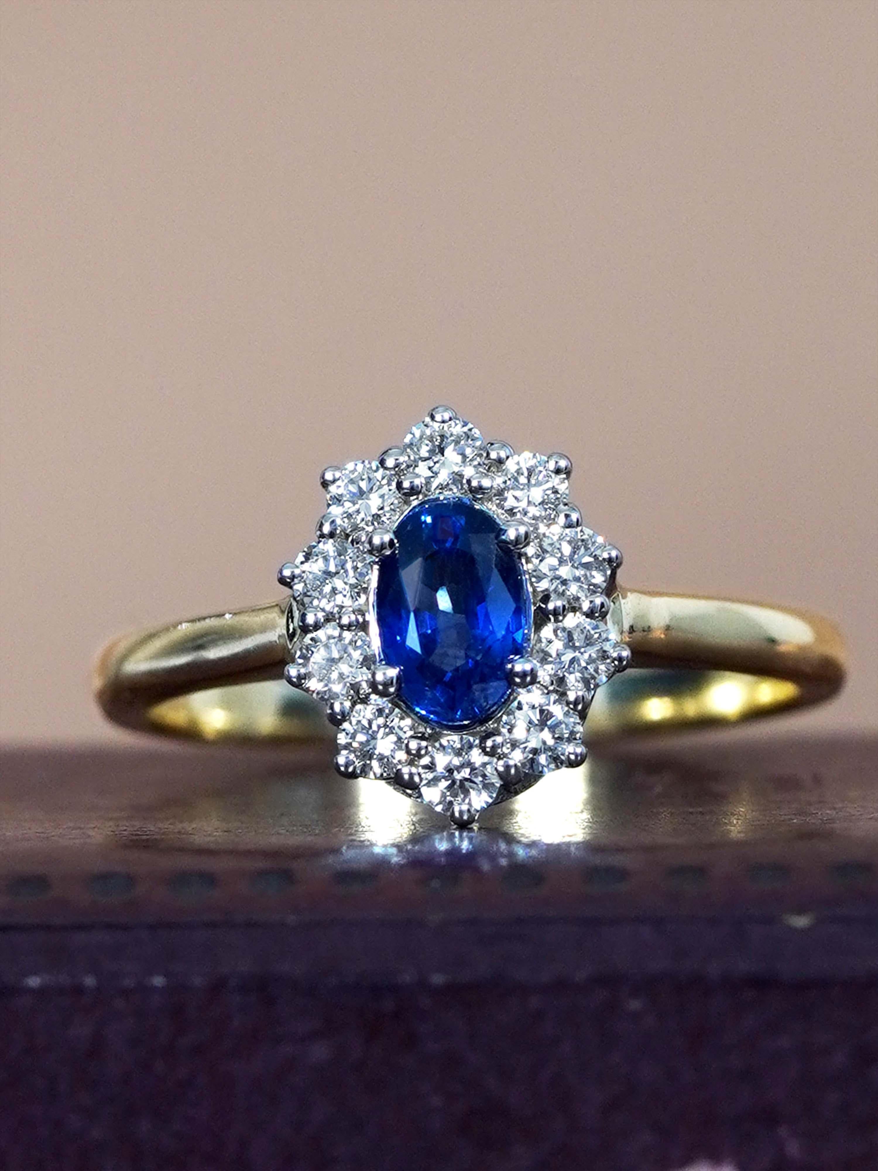 Anillo de compromiso de zafiro y diamante estilo clásico en oro amarillo de 18 quilates en Nuevo estado para la venta en Bangkok, TH