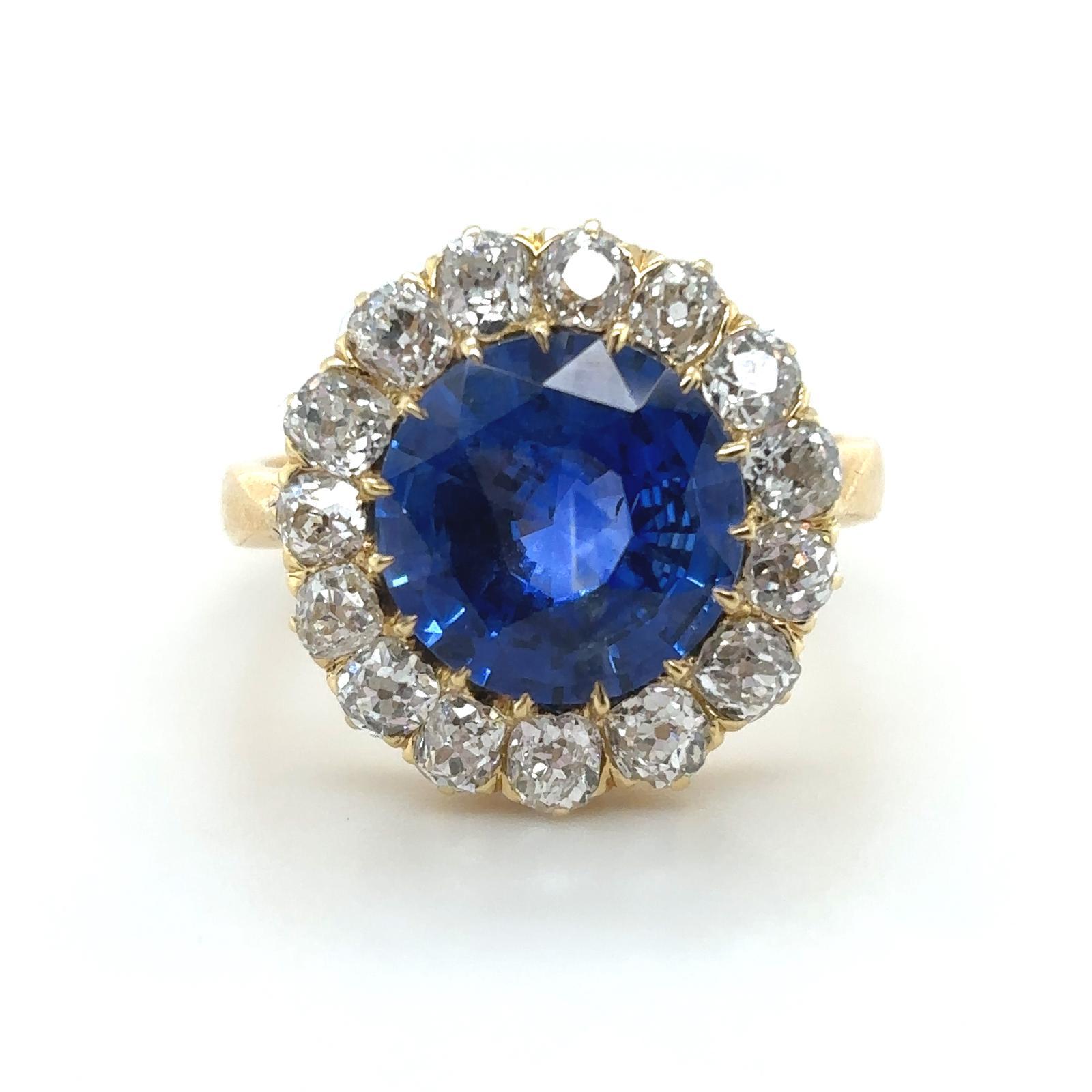 A vintage 4.40ct sapphire and diamond cluster 18 karat yellow gold ring

This exceptional ring is set to its centre with a round cut sapphire of 4.40 carats

The striking centre stone sapphire is a rich, deep blue, of even and full colour.

The