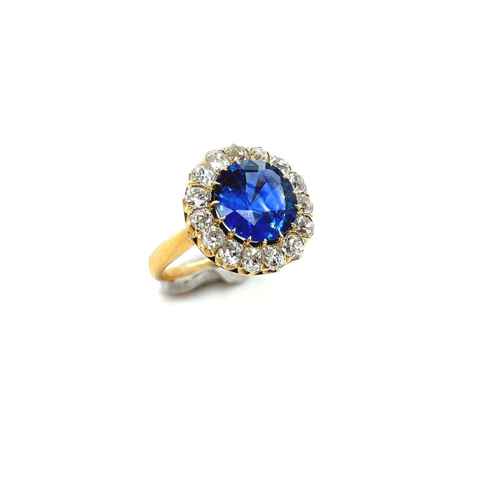 Retro Sapphire and Diamond Cluster 18 Karat Yellow Gold Ring For Sale