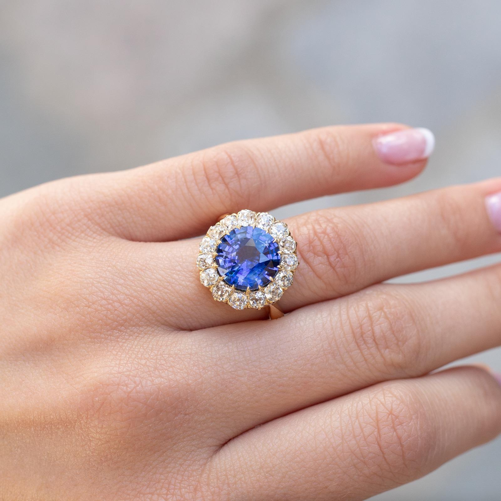 Round Cut Sapphire and Diamond Cluster 18 Karat Yellow Gold Ring For Sale