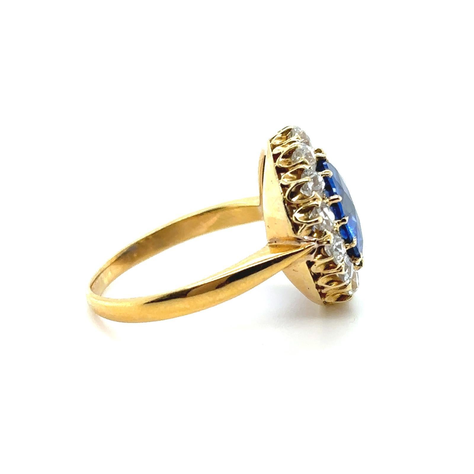 Sapphire and Diamond Cluster 18 Karat Yellow Gold Ring In Good Condition For Sale In London, GB