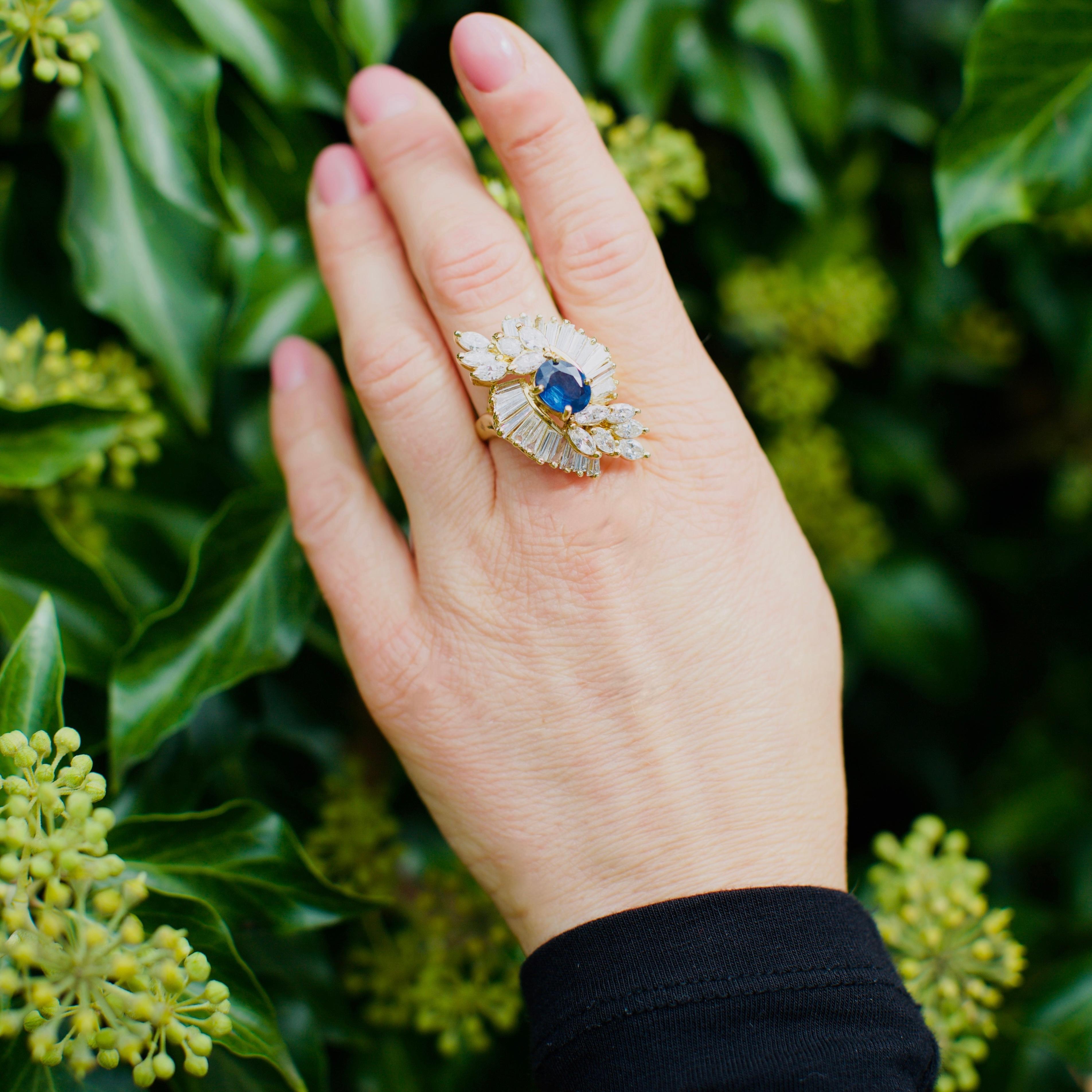 Taille Marquise Bague cocktail saphir et diamant en or jaune 18 carats en vente