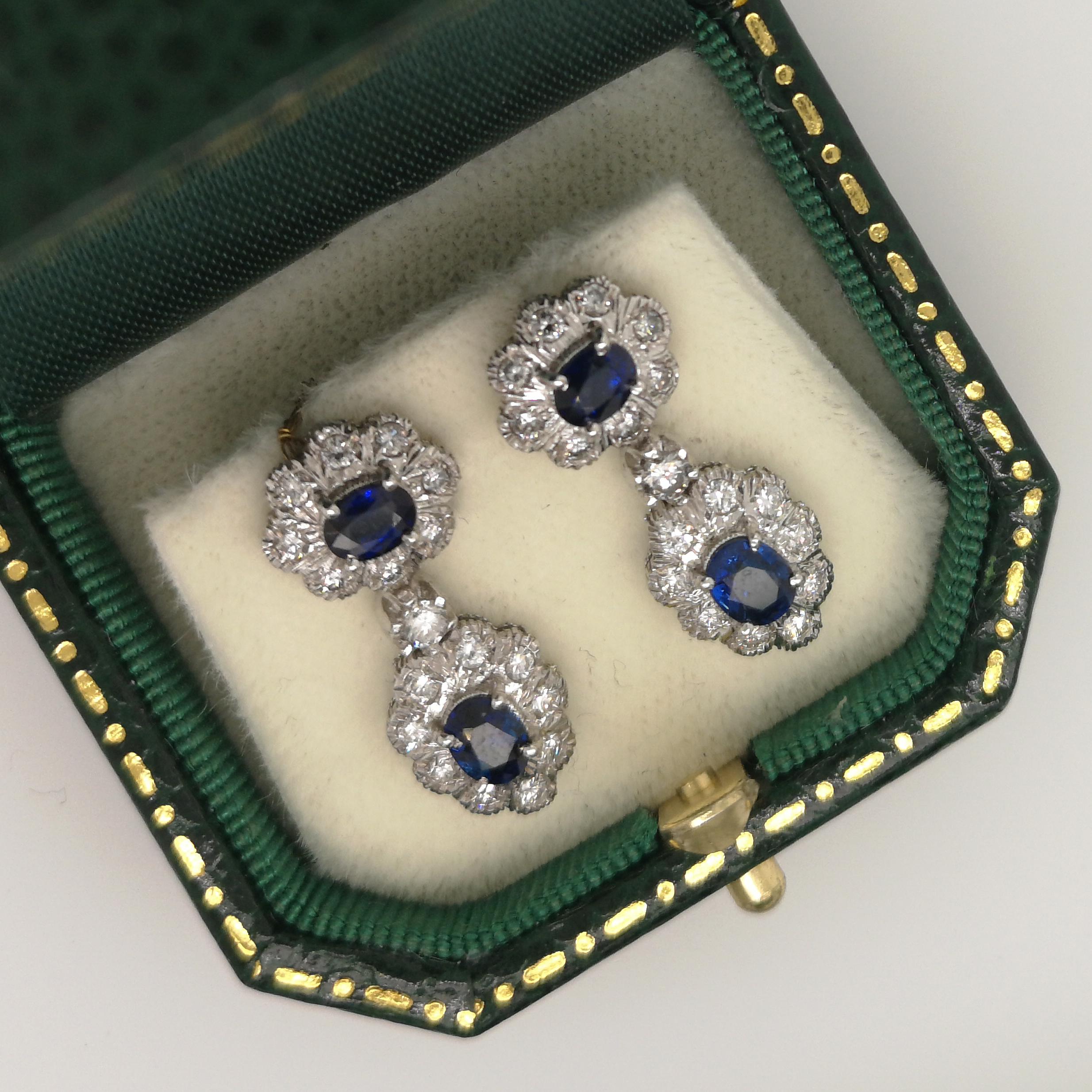 Taille ovale Boucles d'oreilles pendantes en saphir et diamant en vente