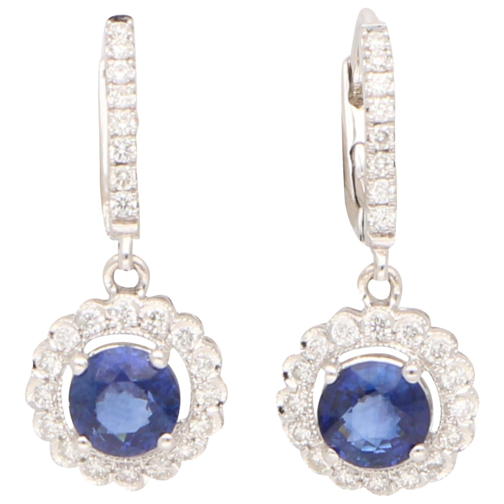 Boucles d'oreilles pendantes en or blanc 18 carats serties de saphirs et de diamants en grappe