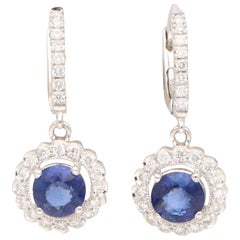 Boucles d'oreilles pendantes en or blanc 18 carats serties de saphirs et de diamants en grappe