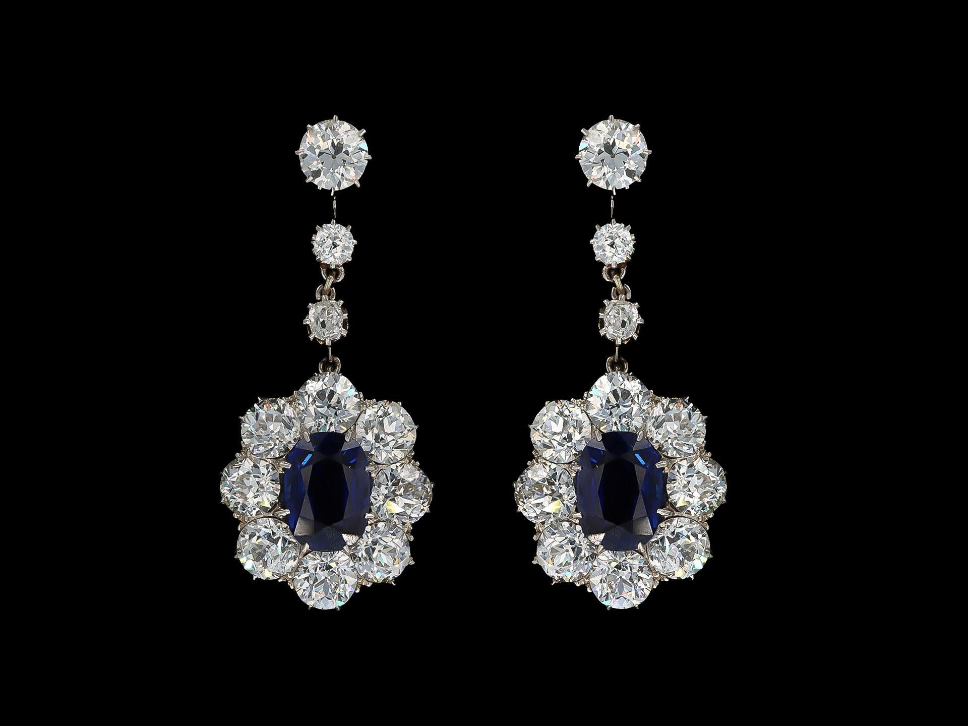 Art Déco Orecchini a grappolo con zaffiri e diamanti, 1920 circa. in vendita
