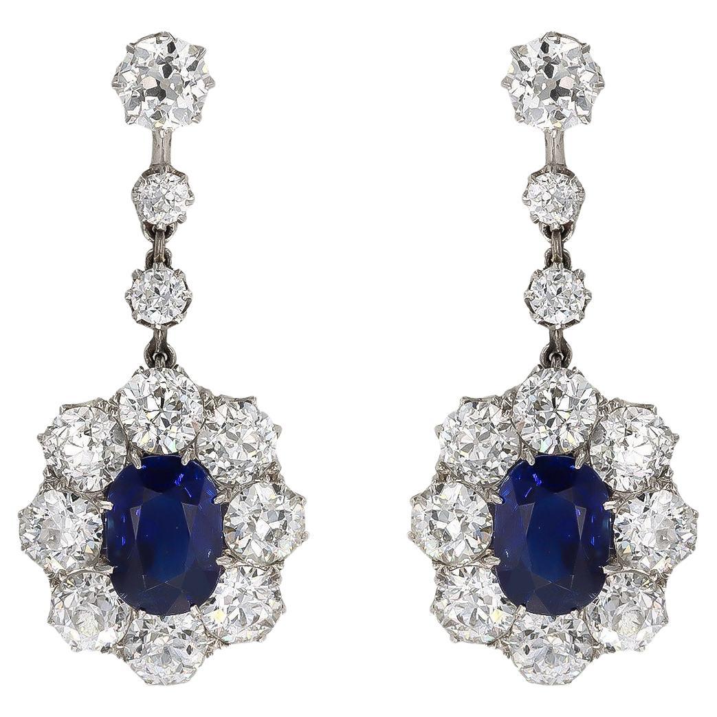 Orecchini a grappolo con zaffiri e diamanti, 1920 circa. in vendita