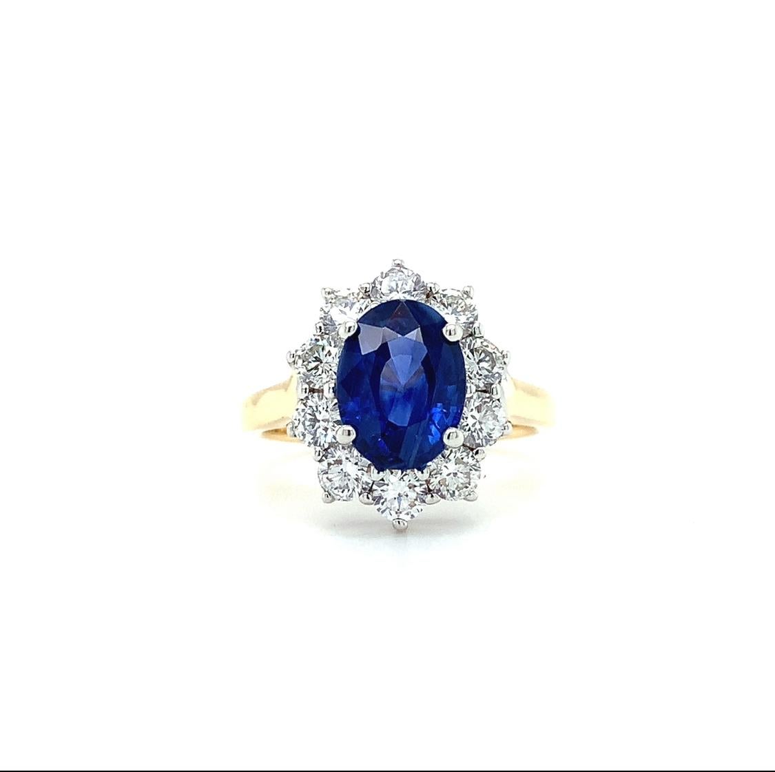 Taille ovale Bague de fiançailles à grappes de saphirs et de diamants en or jaune 18 carats en vente