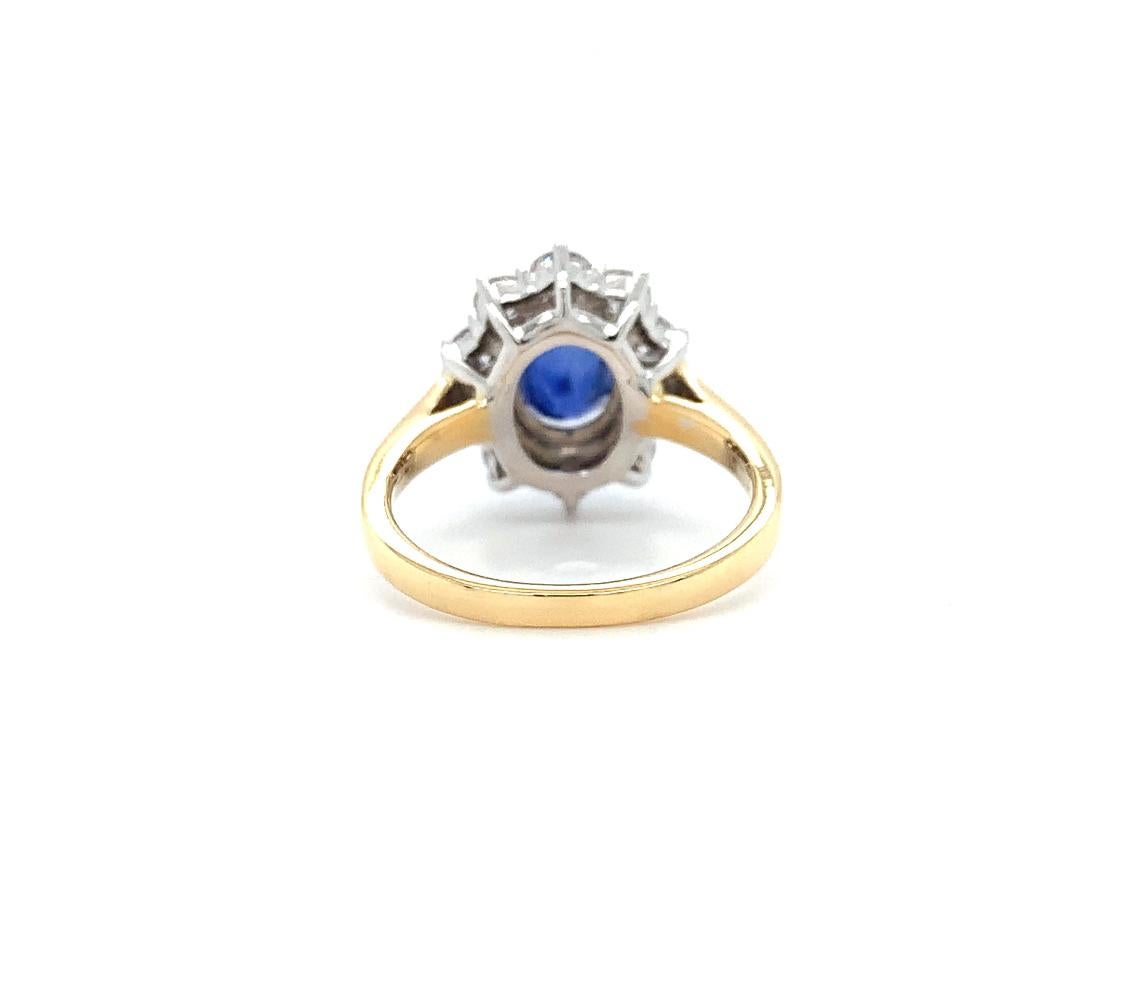 Bague de fiançailles à grappes de saphirs et de diamants en or jaune 18 carats en vente 1