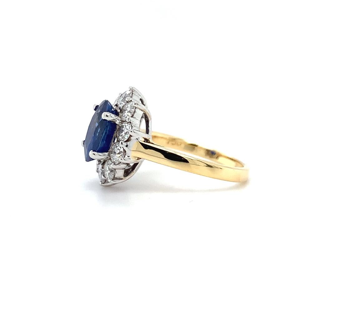 Bague de fiançailles à grappes de saphirs et de diamants en or jaune 18 carats en vente 2