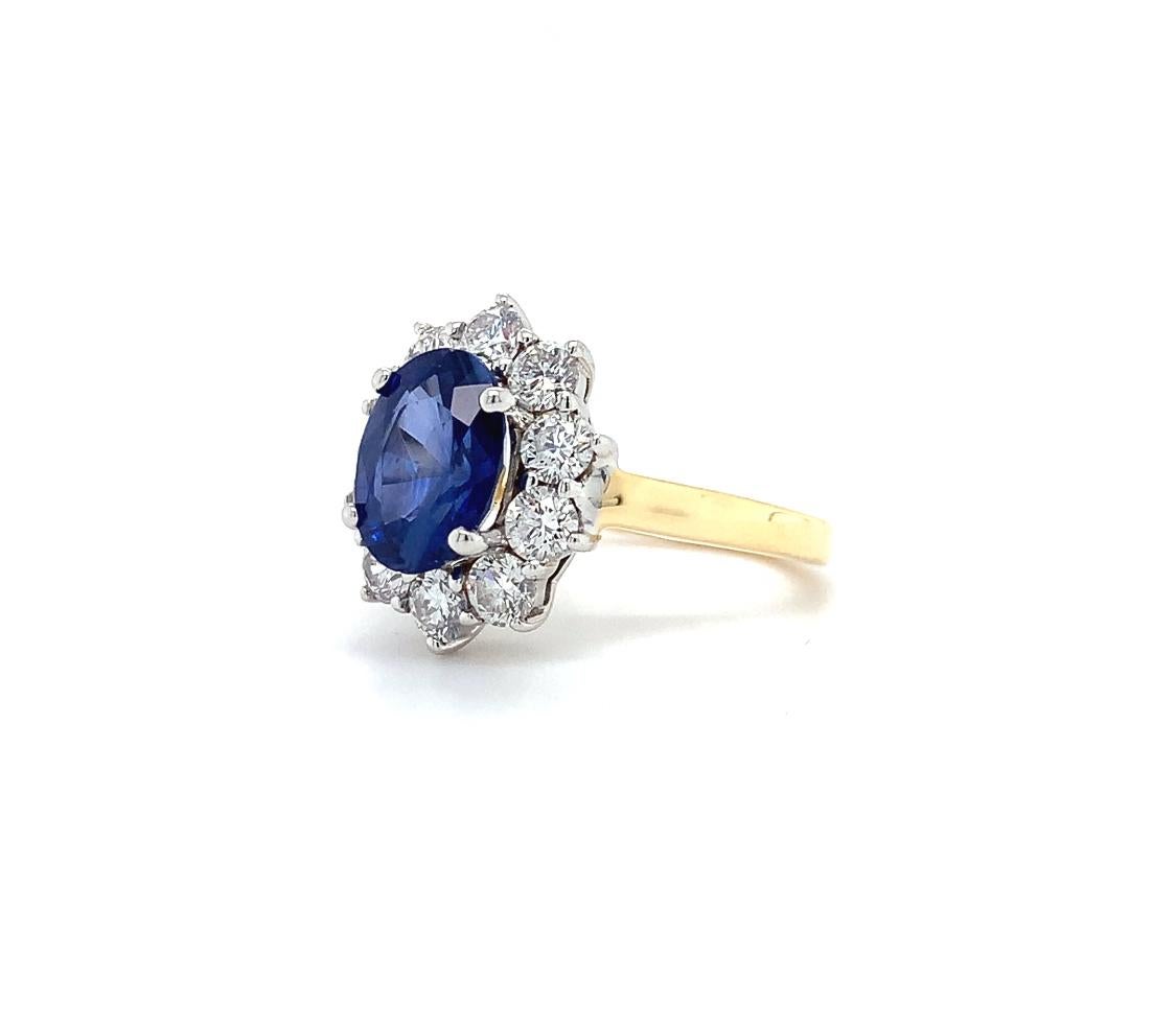 Bague de fiançailles à grappes de saphirs et de diamants en or jaune 18 carats en vente 3