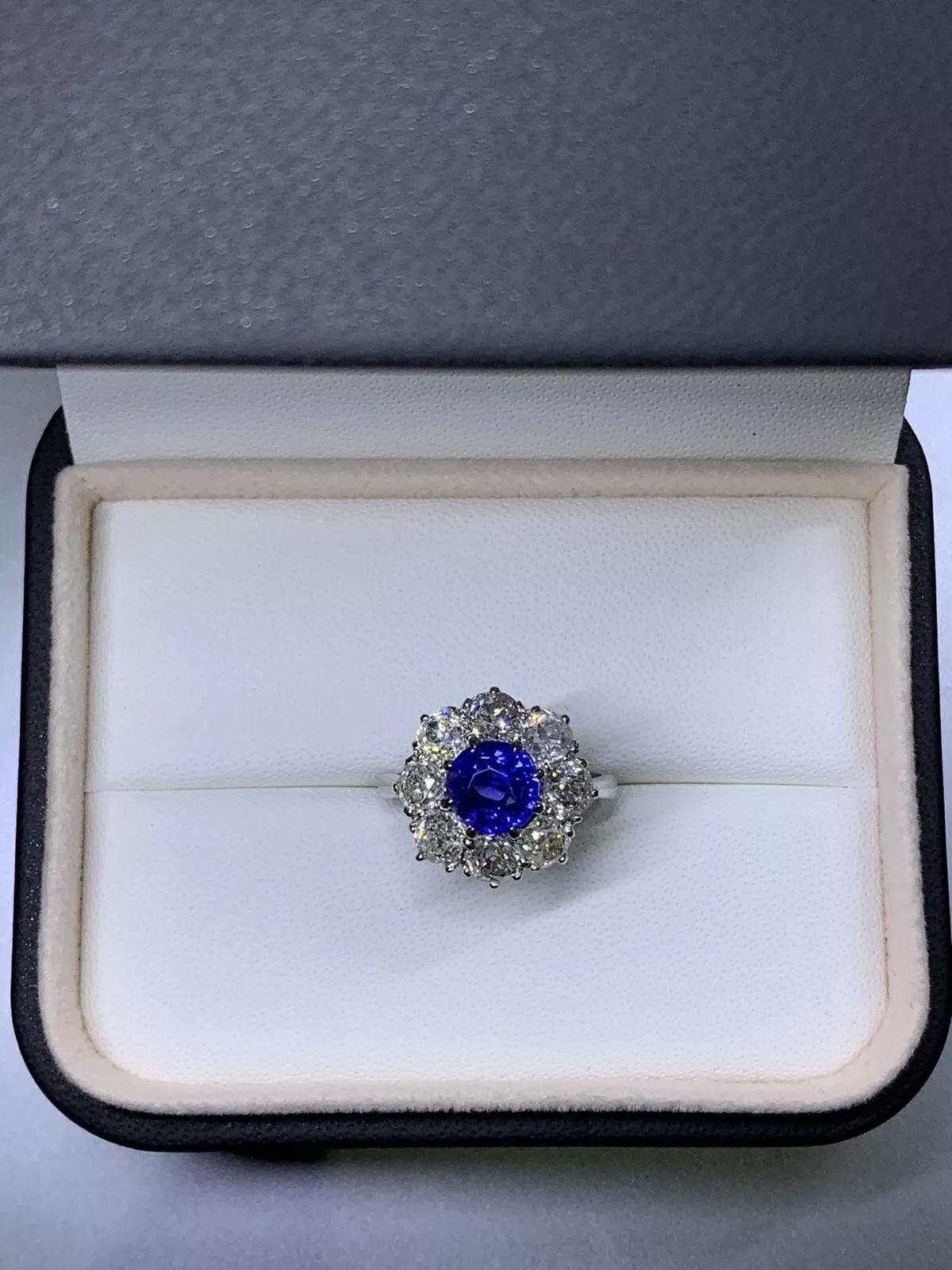 Bague de fiançailles en saphir et diamant de 4,85ct en platine antique.

Magnifique saphir de Ceylan d'un poids total de 2,29ct, non traité, de couleur vive, avec un halo de diamants en platine.

Poids total des diamants 2.56ct Couleur H-I VS2-SI1