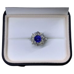 Anillo de compromiso de zafiro y diamante en racimo en platino antiguo.