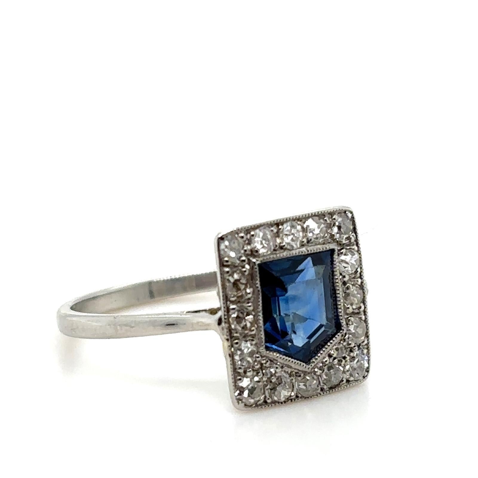 Anello in platino a forma di scudo con zaffiri e diamanti a grappolo

Questo insolito anello a grappolo è incastonato con uno zaffiro blu intenso tagliato a forma di scudo di circa 2,30 carati, incastonato in un castone centrale a grani. Montato in