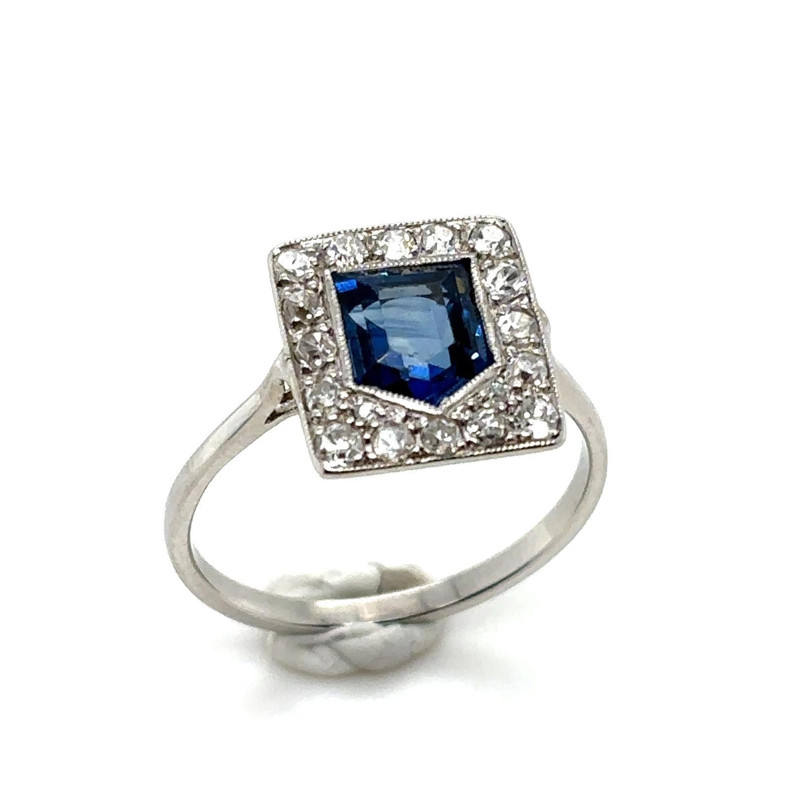 Rétro Anello a forma di scudo in platino con zaffiro e diamante a grappolo in vendita