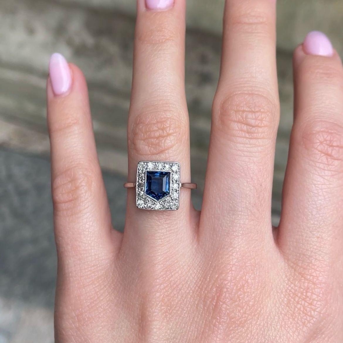 Scudo Anello a forma di scudo in platino con zaffiro e diamante a grappolo in vendita