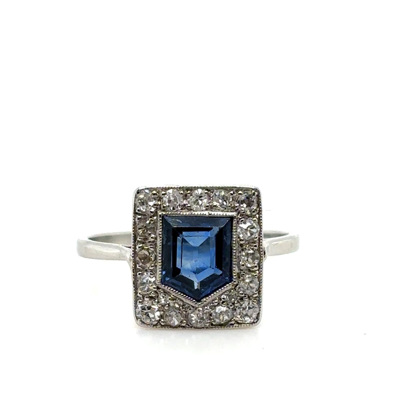 Anello a forma di scudo in platino con zaffiro e diamante a grappolo In condizioni buone in vendita a London, GB