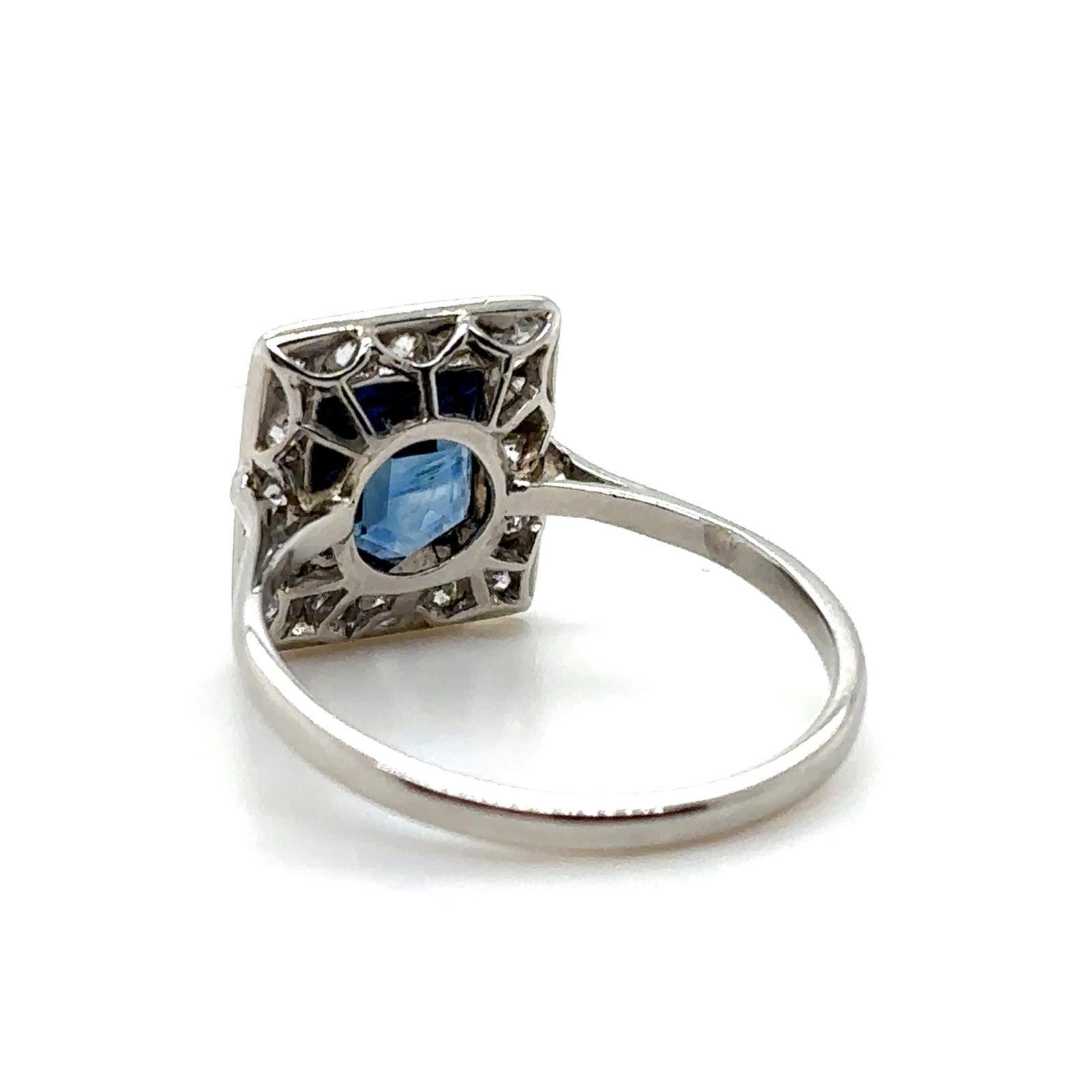Donna Anello a forma di scudo in platino con zaffiro e diamante a grappolo in vendita