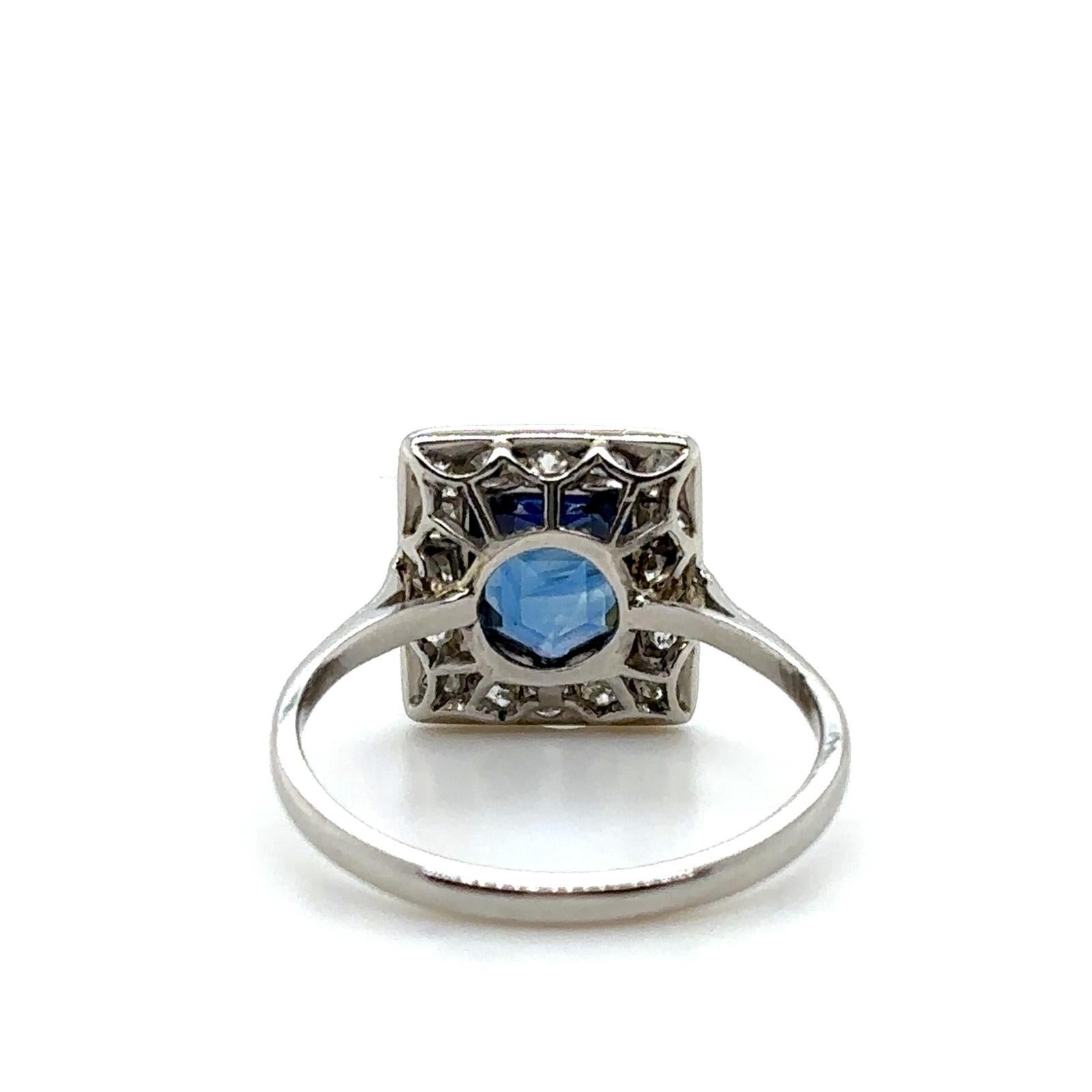 Anello a forma di scudo in platino con zaffiro e diamante a grappolo in vendita 1