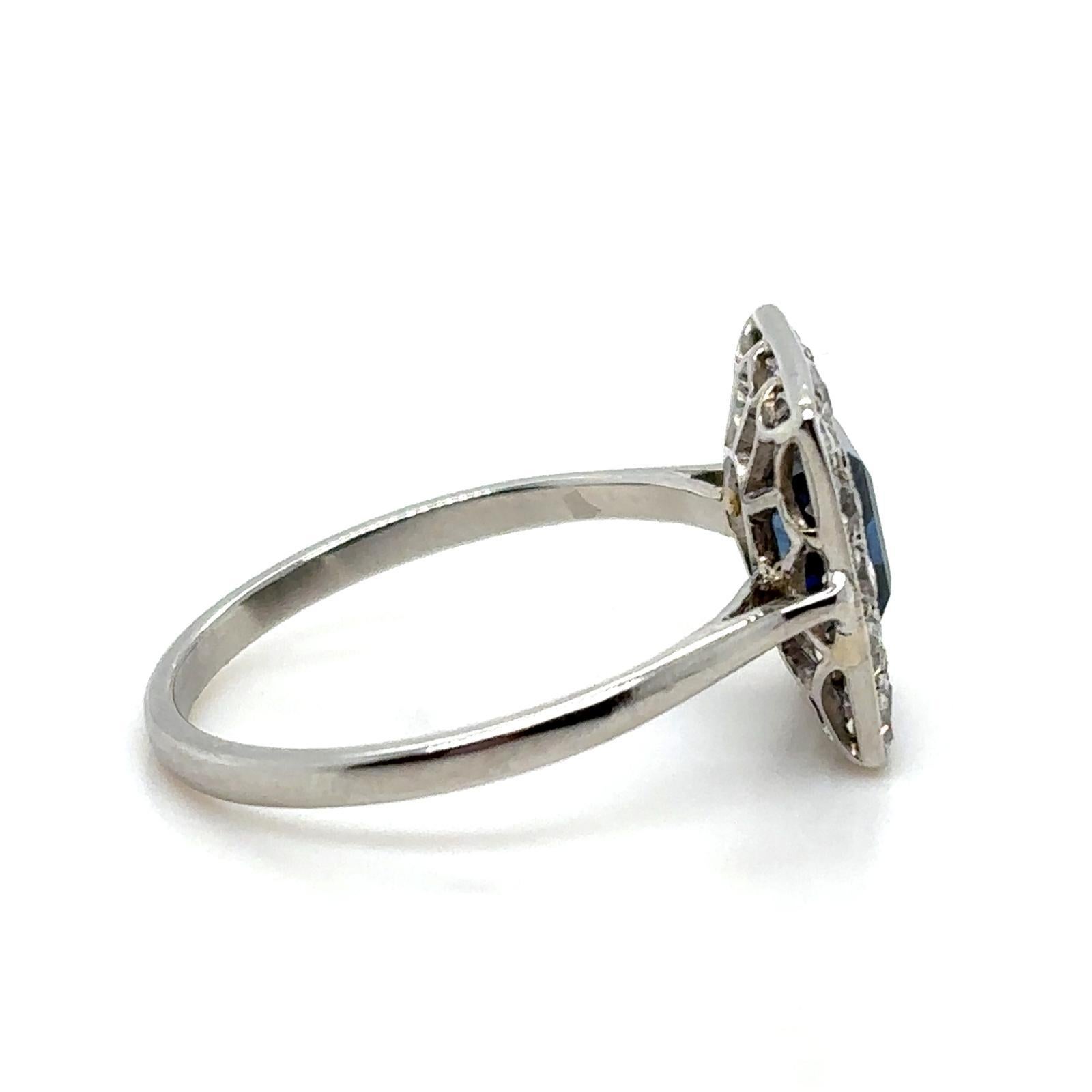 Anello a forma di scudo in platino con zaffiro e diamante a grappolo in vendita 2